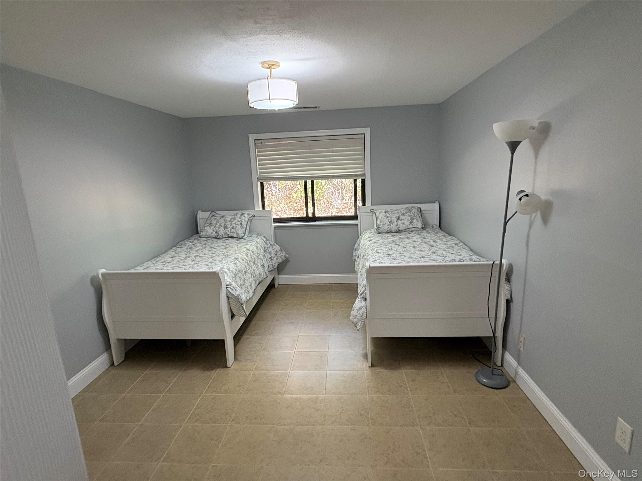 33 Newbrook Lane # 33, Bay Shore, NY 11706