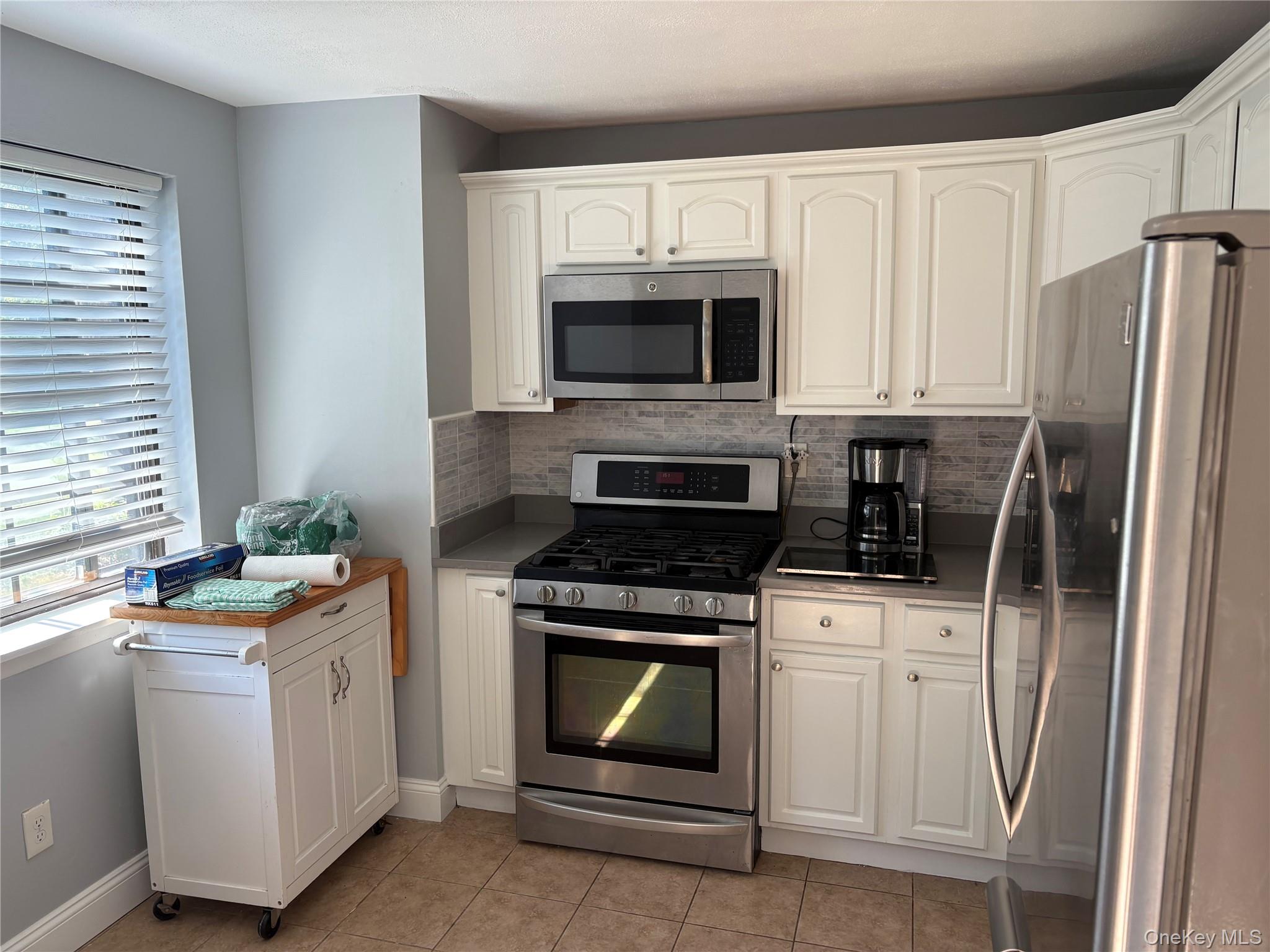 33 Newbrook Lane # 33, Bay Shore, NY 11706