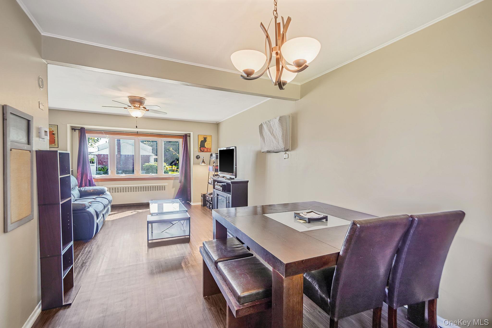 14 Lincoln Road N, Plainview, NY 11803