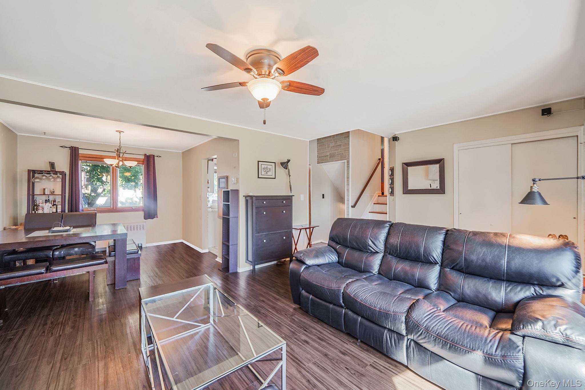 14 Lincoln Road N, Plainview, NY 11803