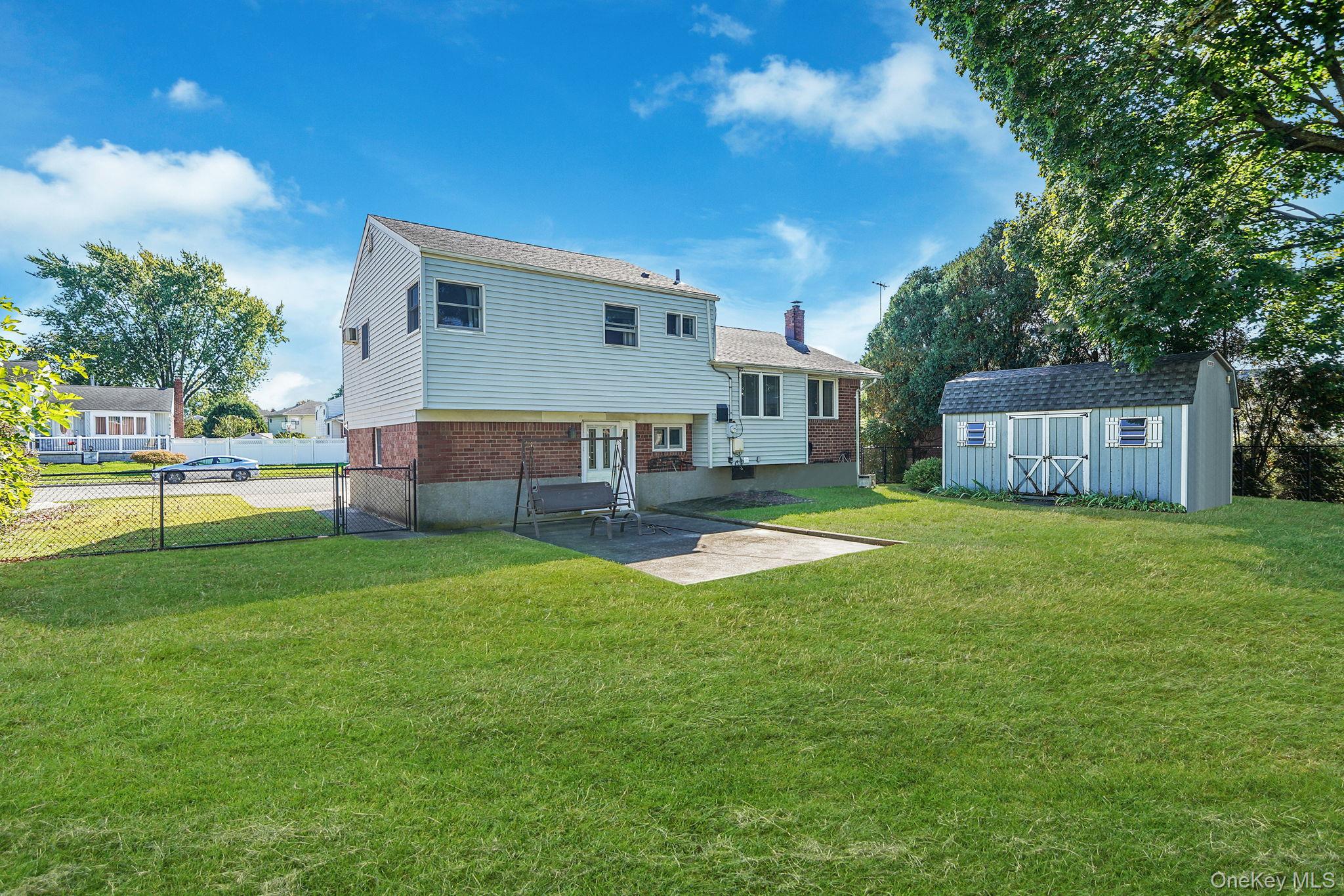 14 Lincoln Road N, Plainview, NY 11803