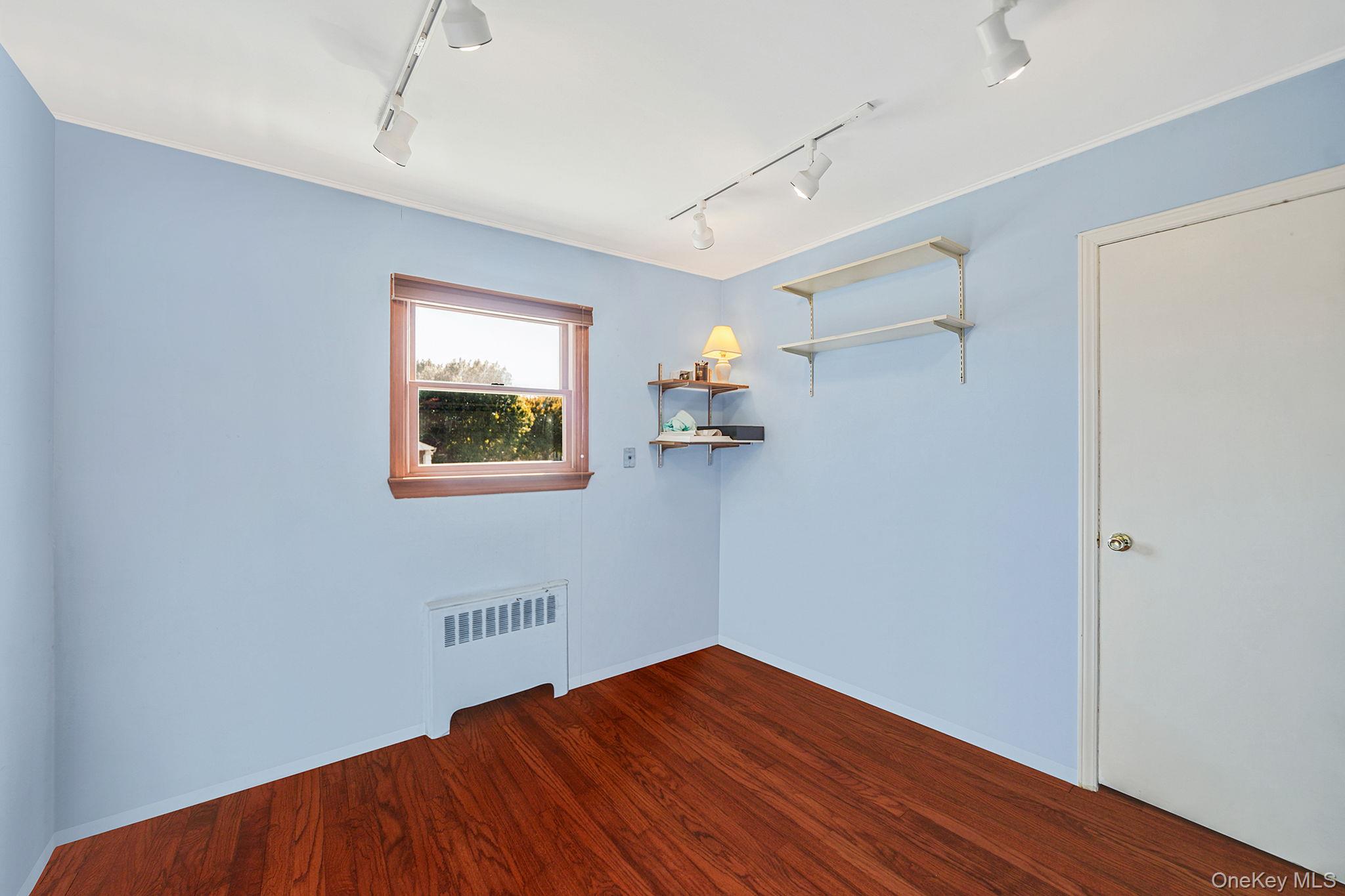 14 Lincoln Road N, Plainview, NY 11803