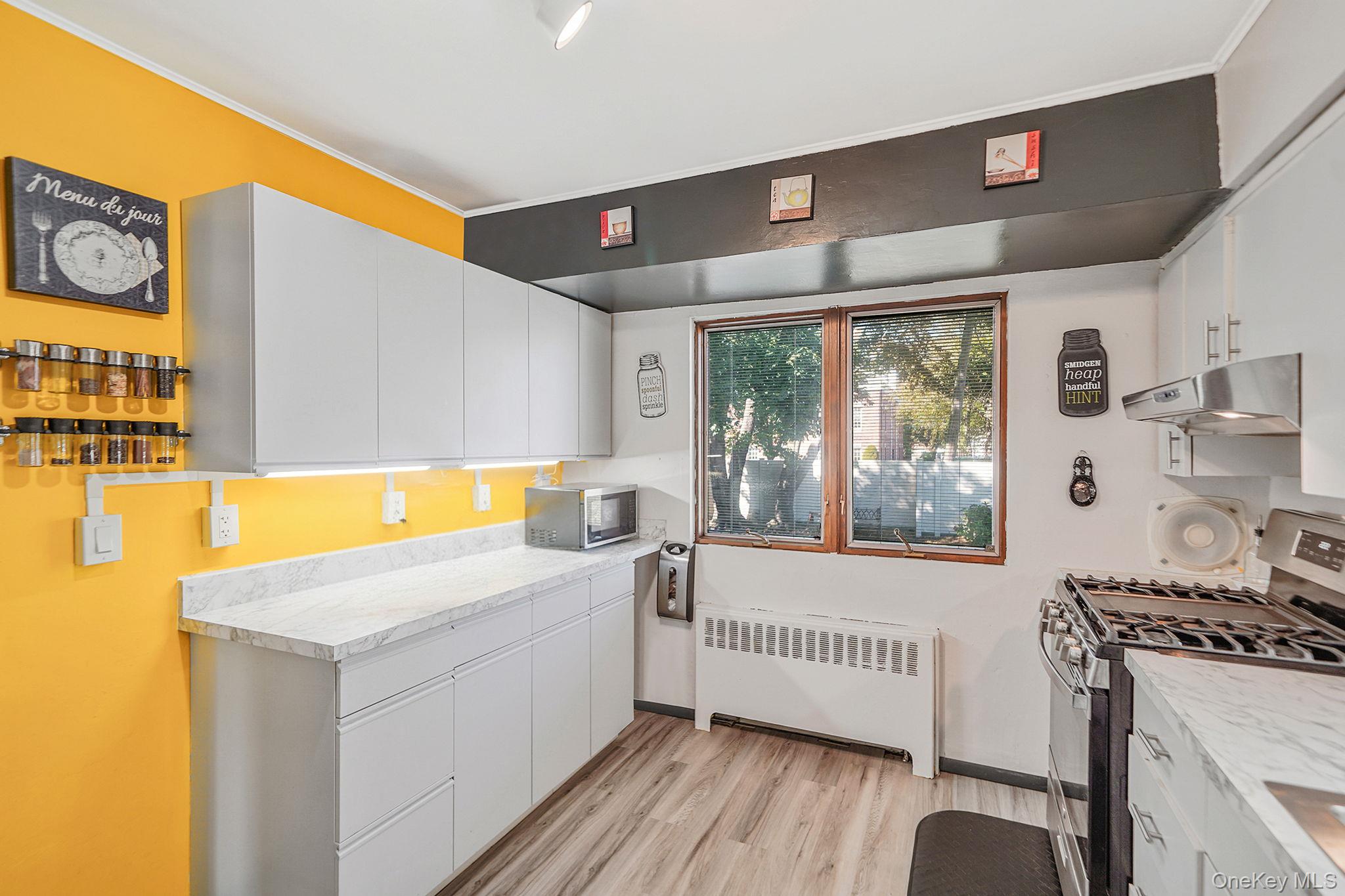 14 Lincoln Road N, Plainview, NY 11803