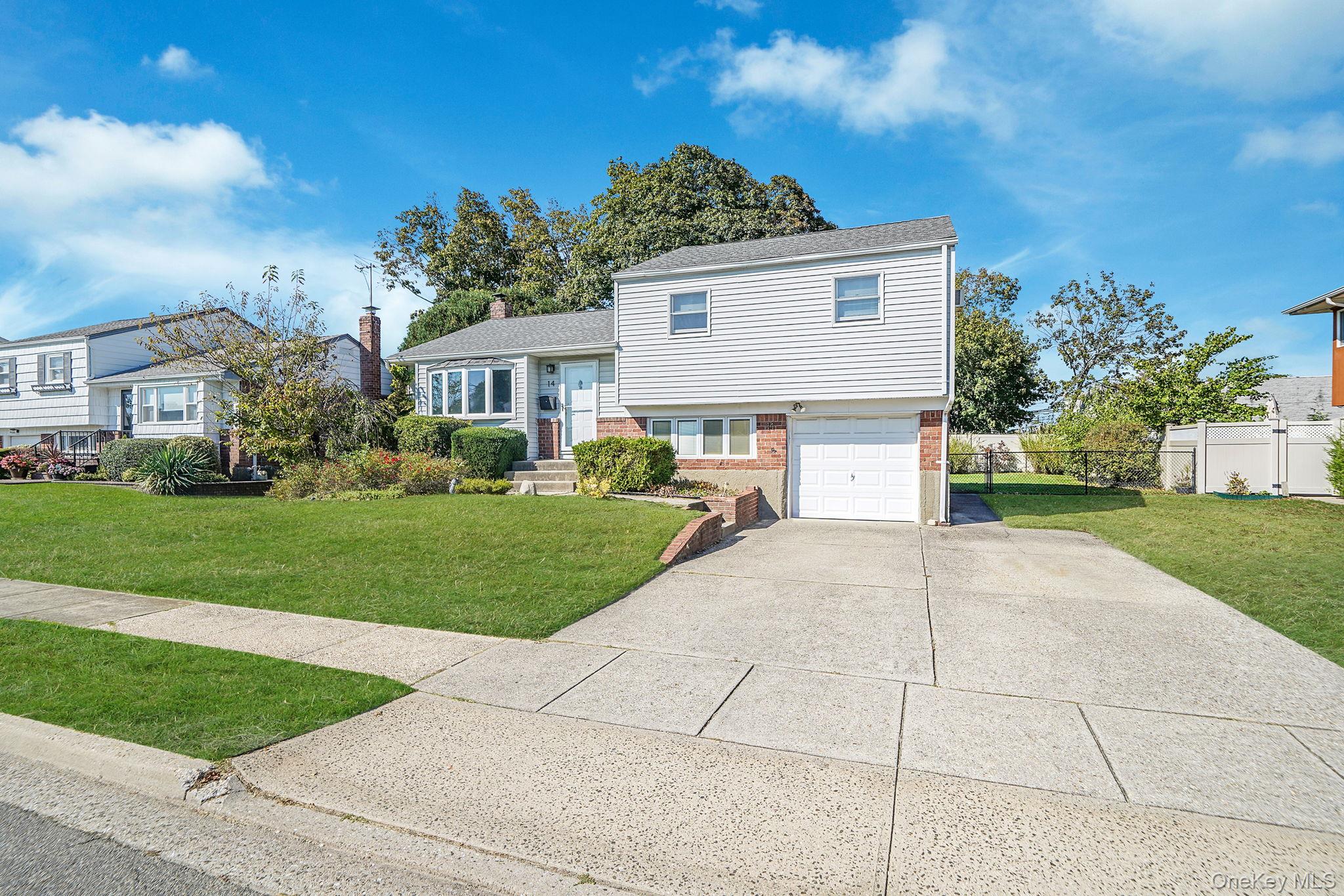 14 Lincoln Road N, Plainview, NY 11803