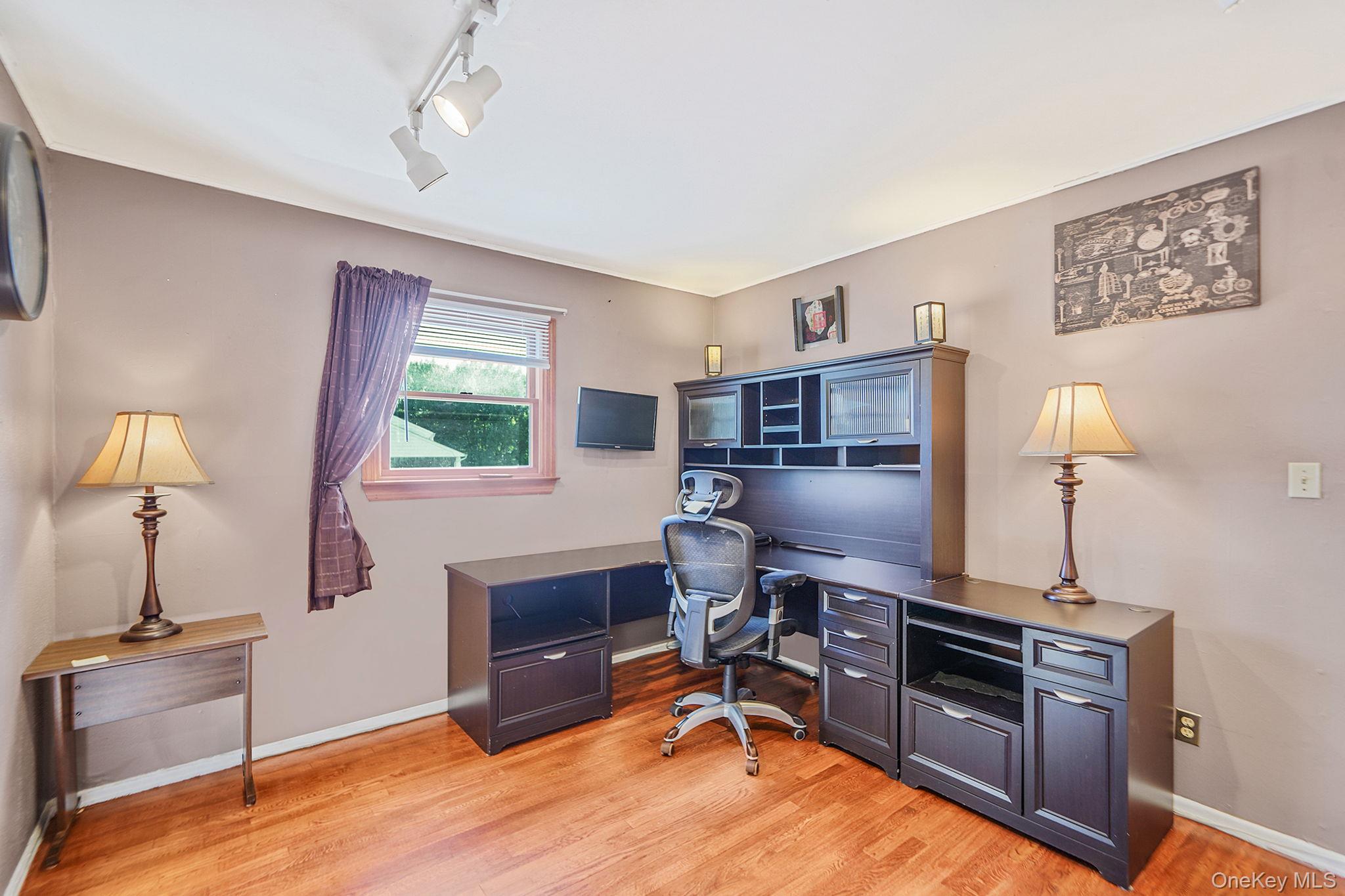 14 Lincoln Road N, Plainview, NY 11803