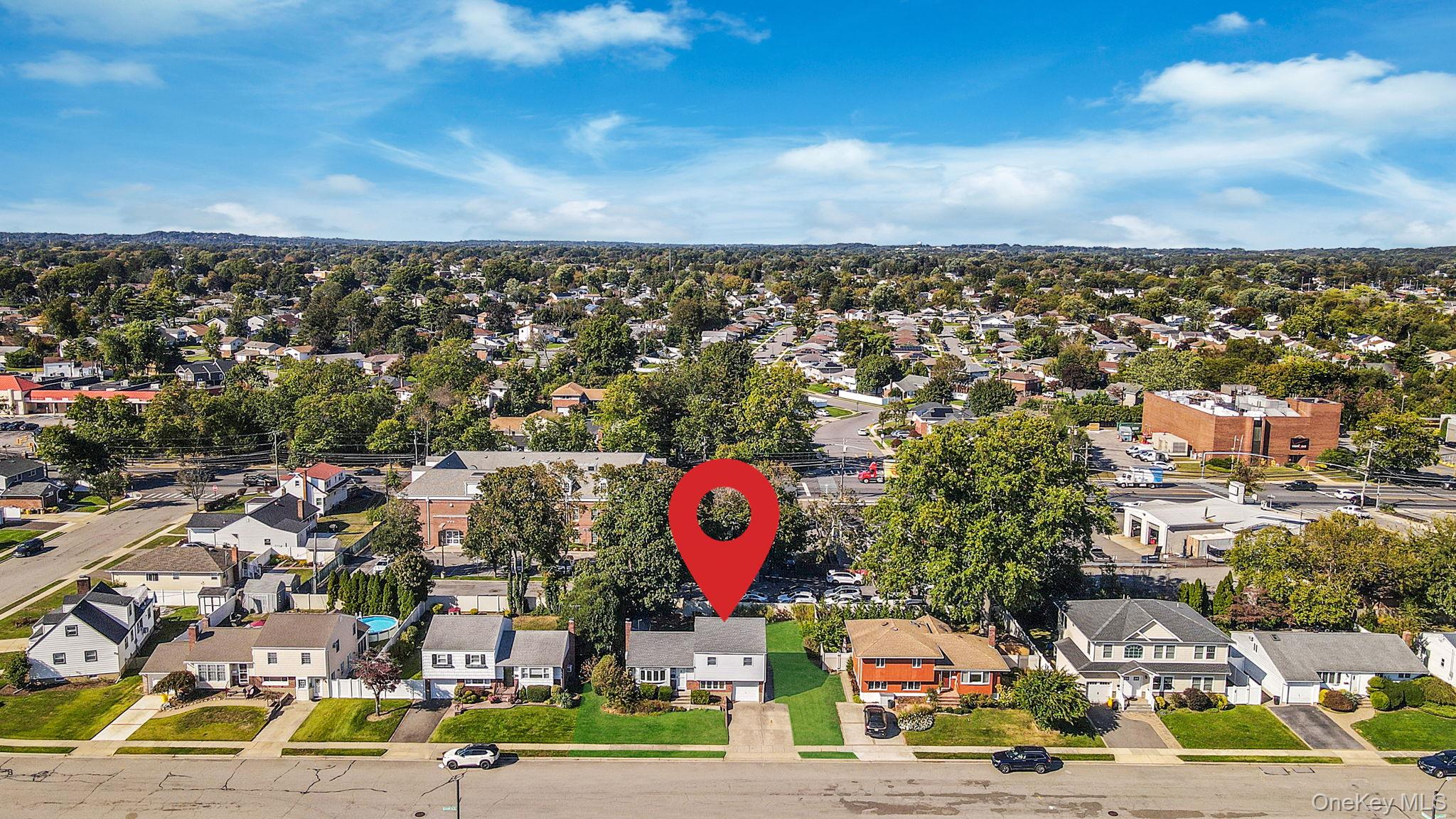 14 Lincoln Road N, Plainview, NY 11803