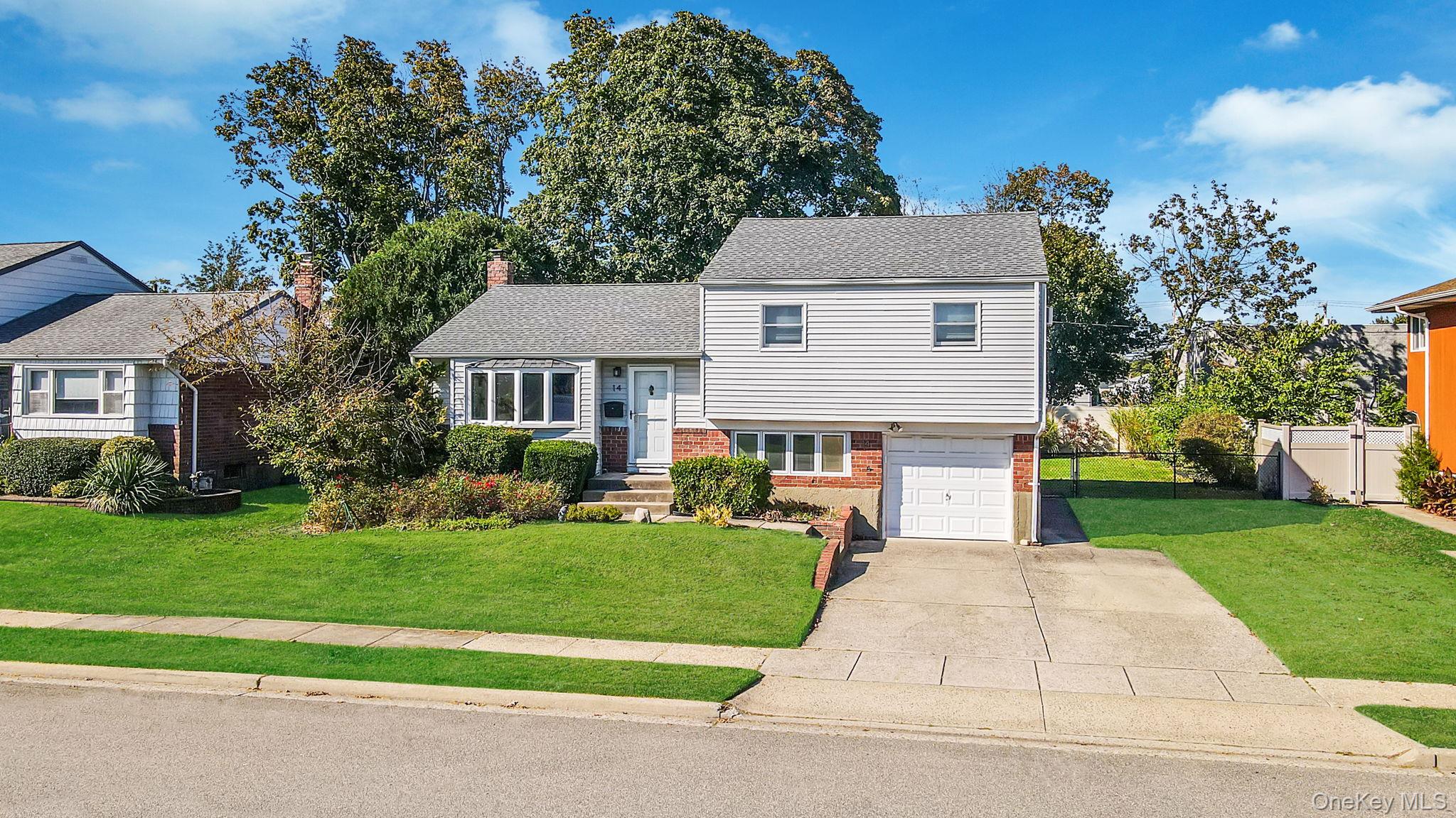 14 Lincoln Road N, Plainview, NY 11803