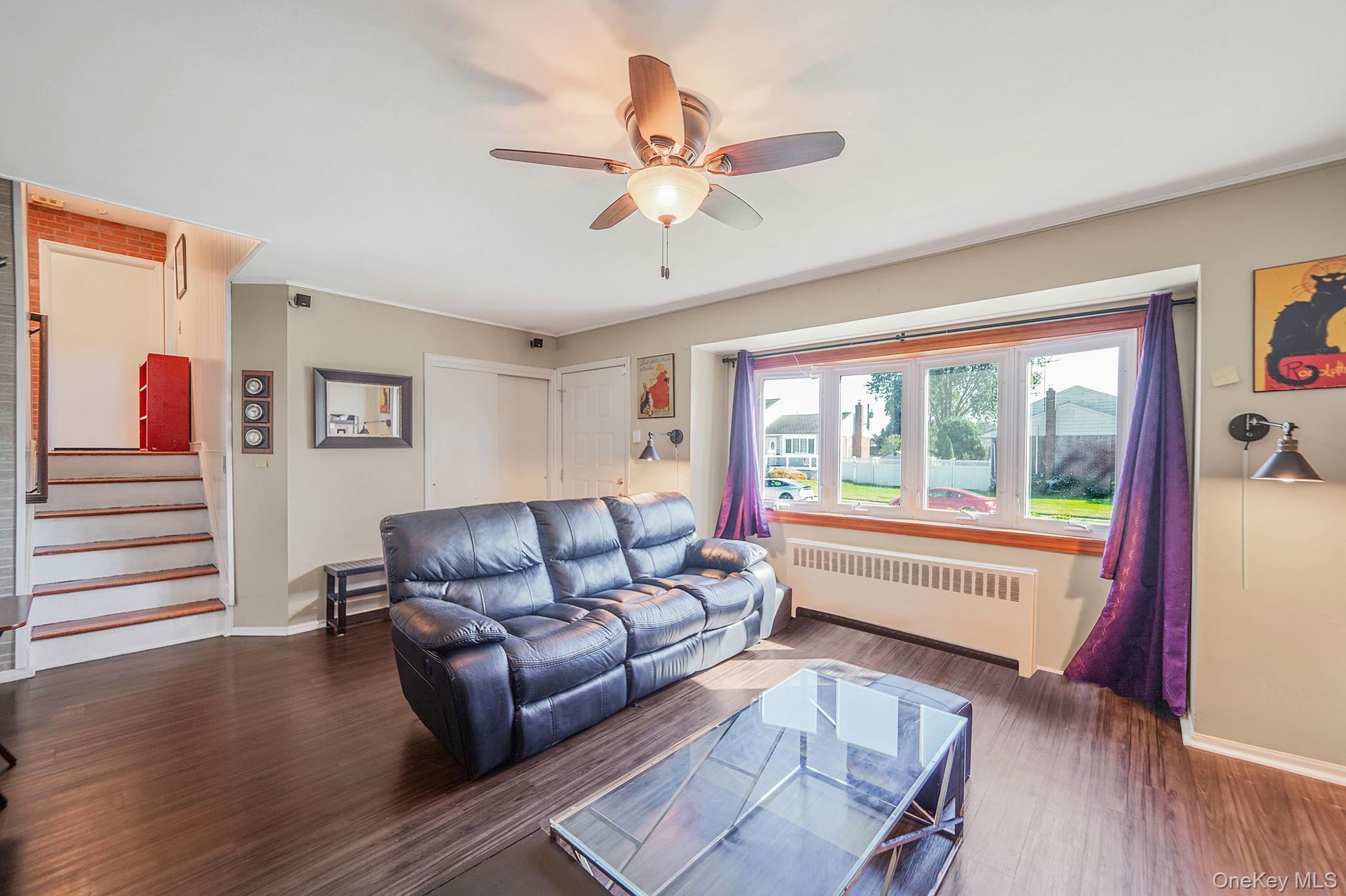 14 Lincoln Road N, Plainview, NY 11803