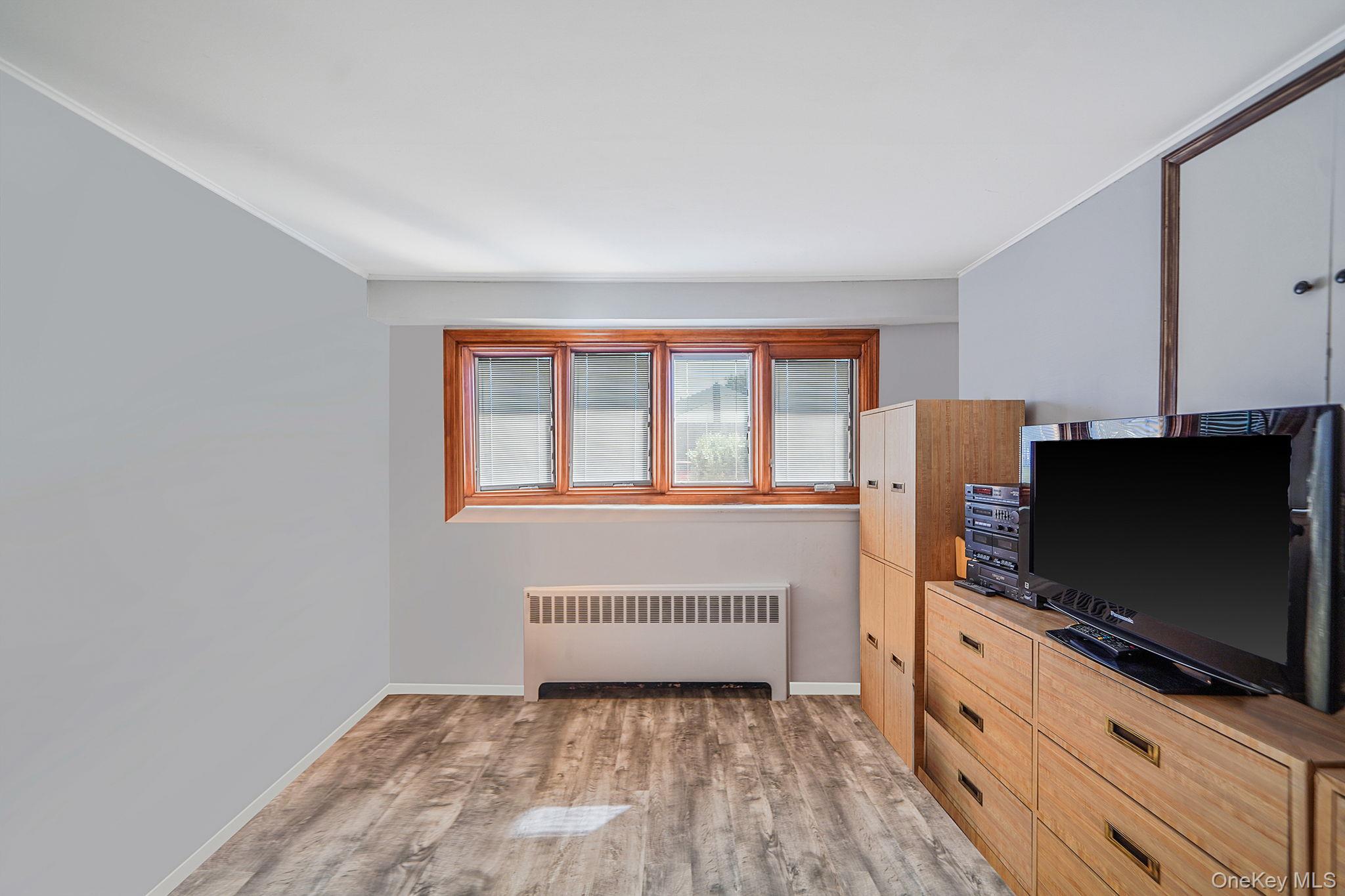 14 Lincoln Road N, Plainview, NY 11803