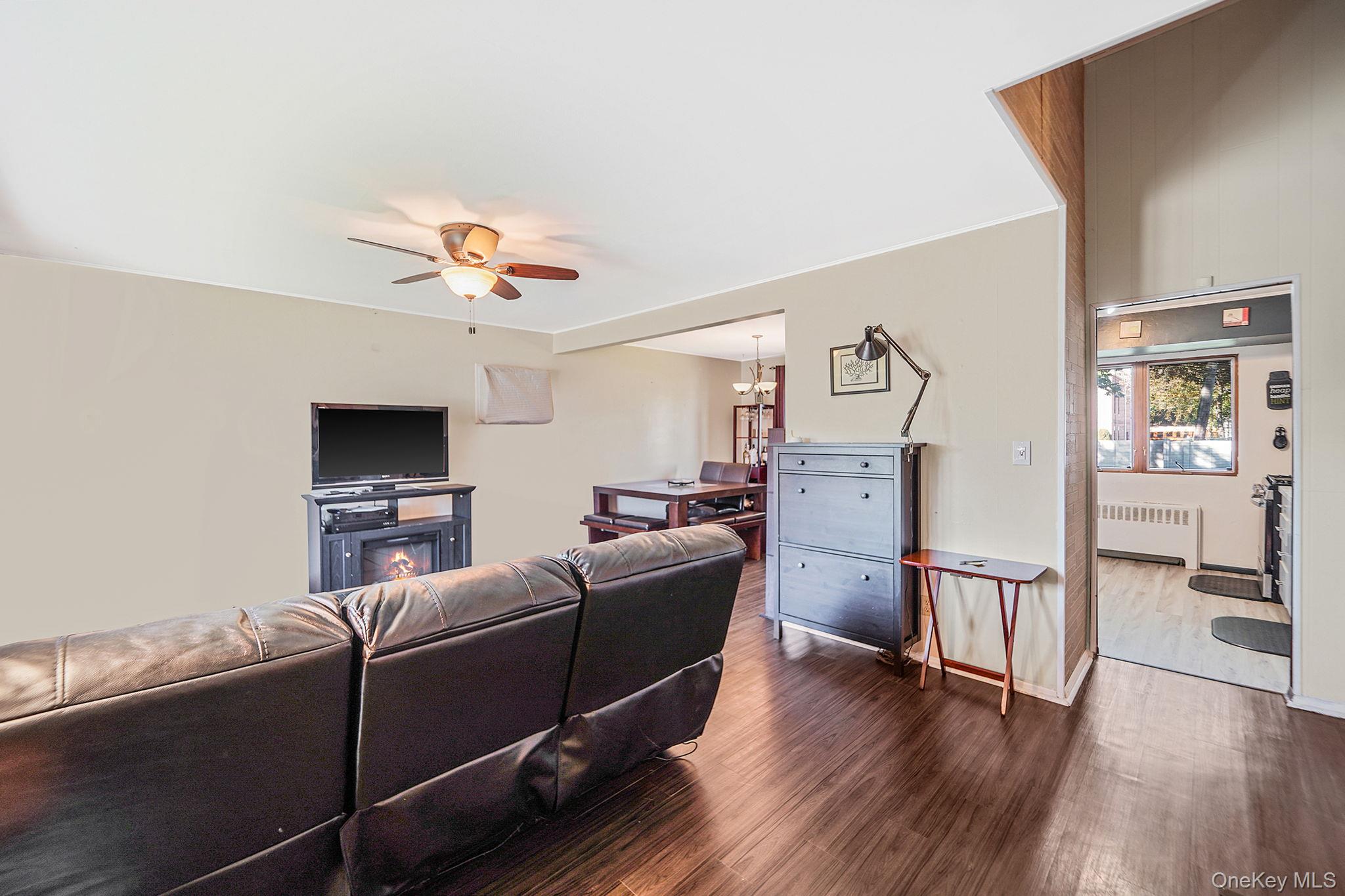 14 Lincoln Road N, Plainview, NY 11803