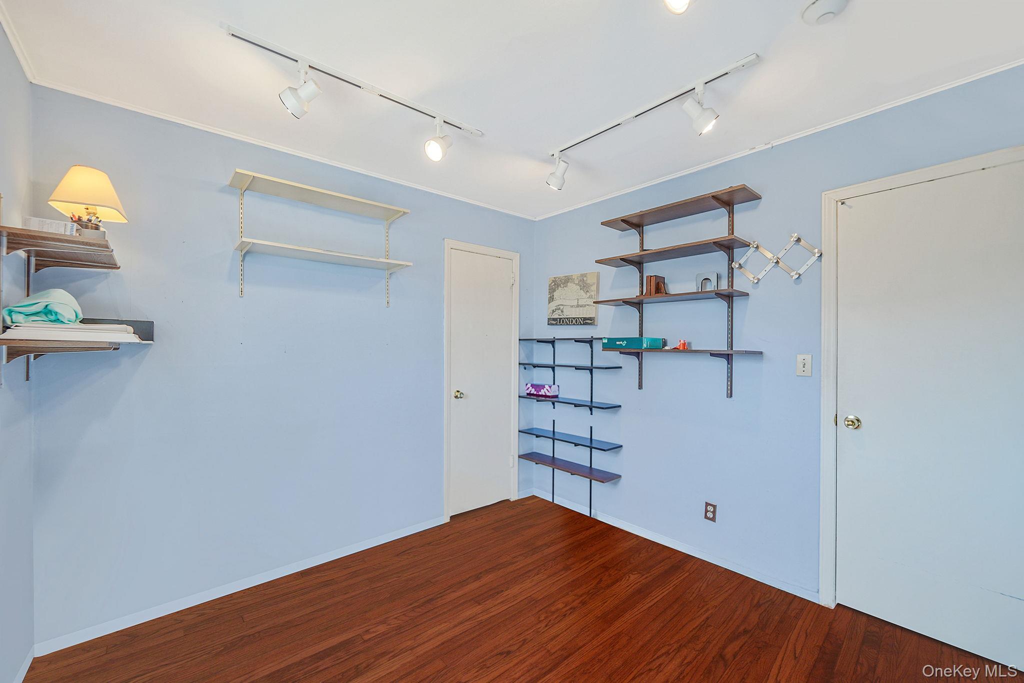 14 Lincoln Road N, Plainview, NY 11803