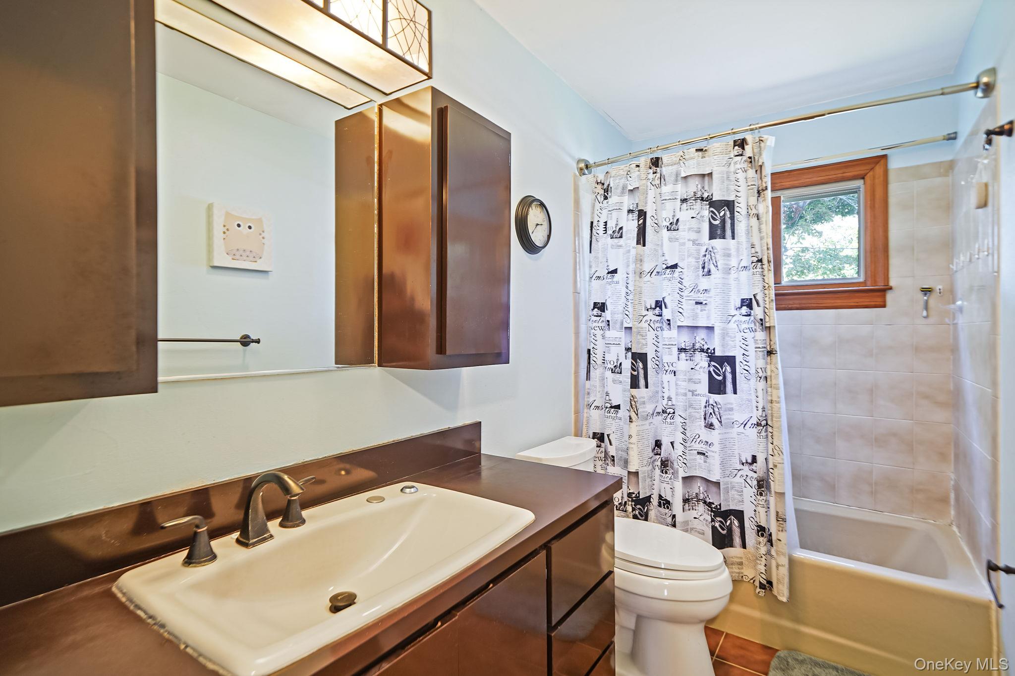 14 Lincoln Road N, Plainview, NY 11803