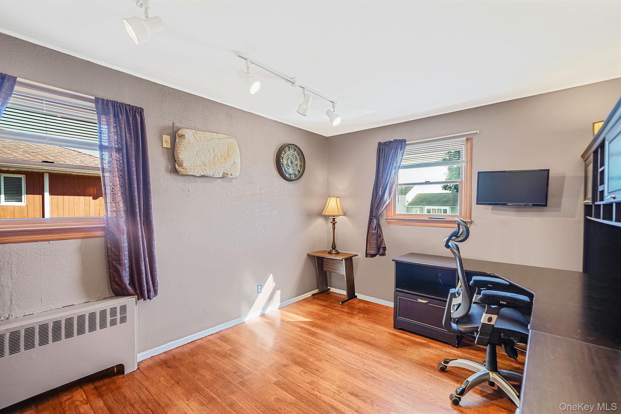 14 Lincoln Road N, Plainview, NY 11803