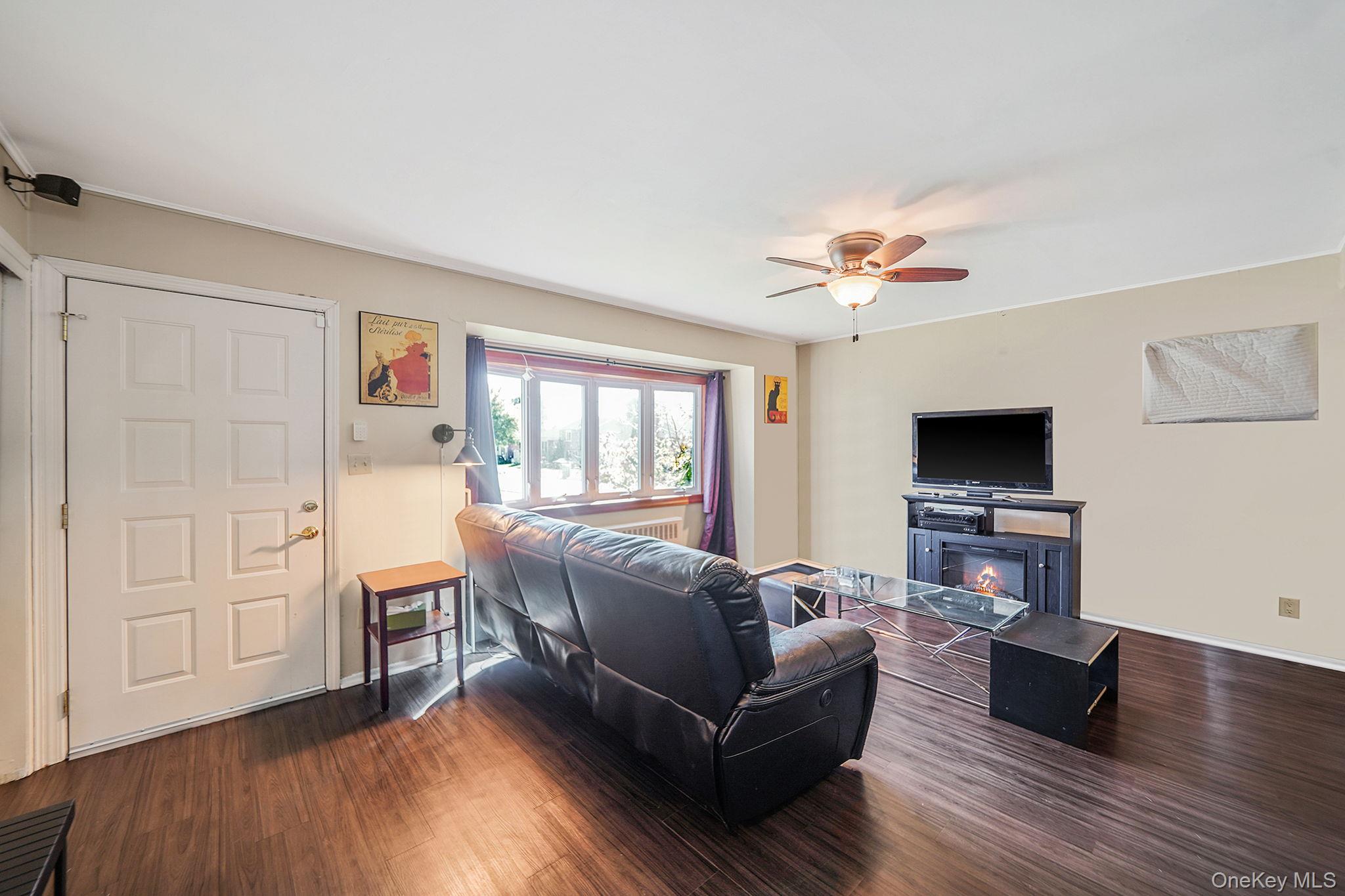 14 Lincoln Road N, Plainview, NY 11803