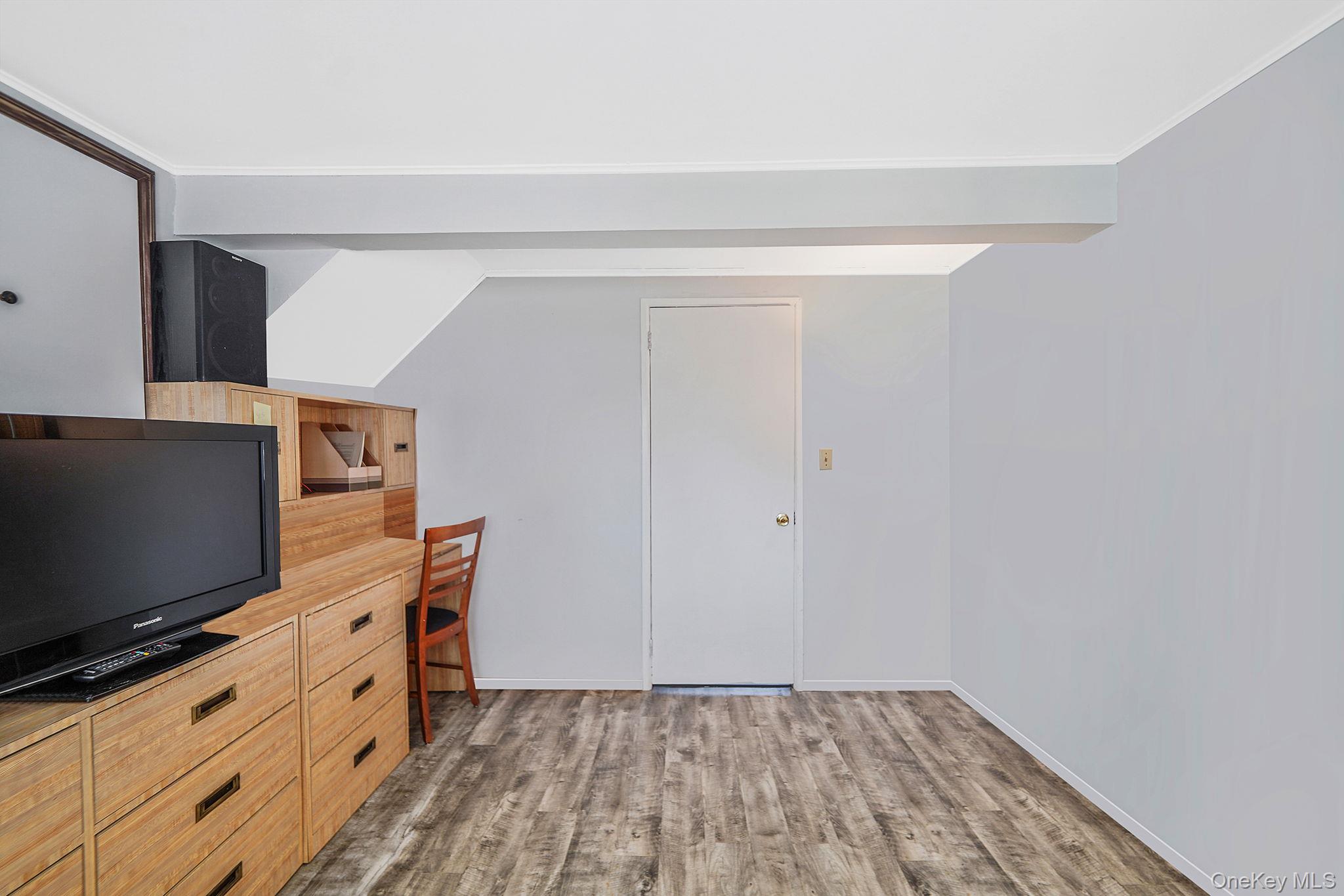 14 Lincoln Road N, Plainview, NY 11803