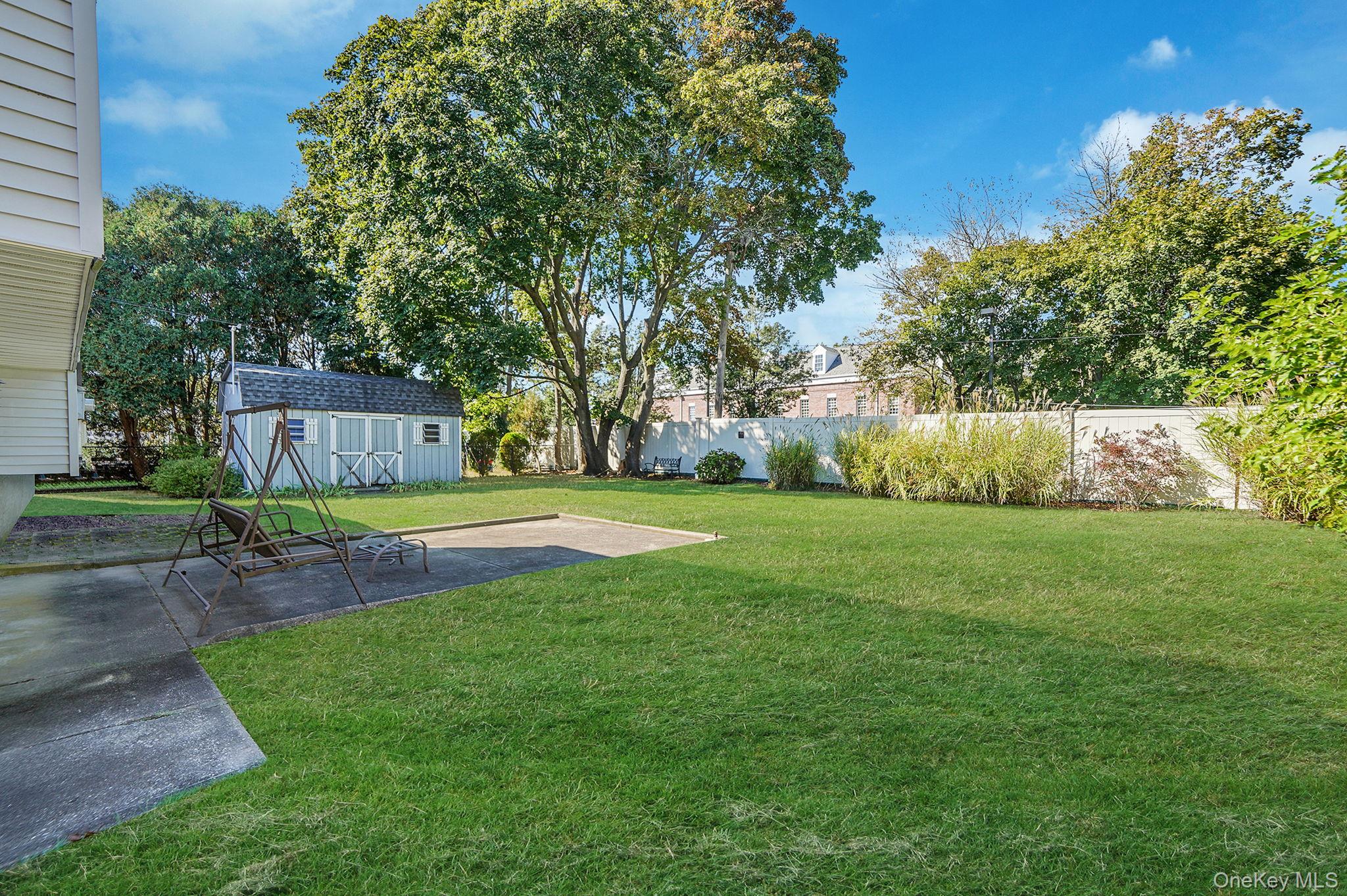 14 Lincoln Road N, Plainview, NY 11803