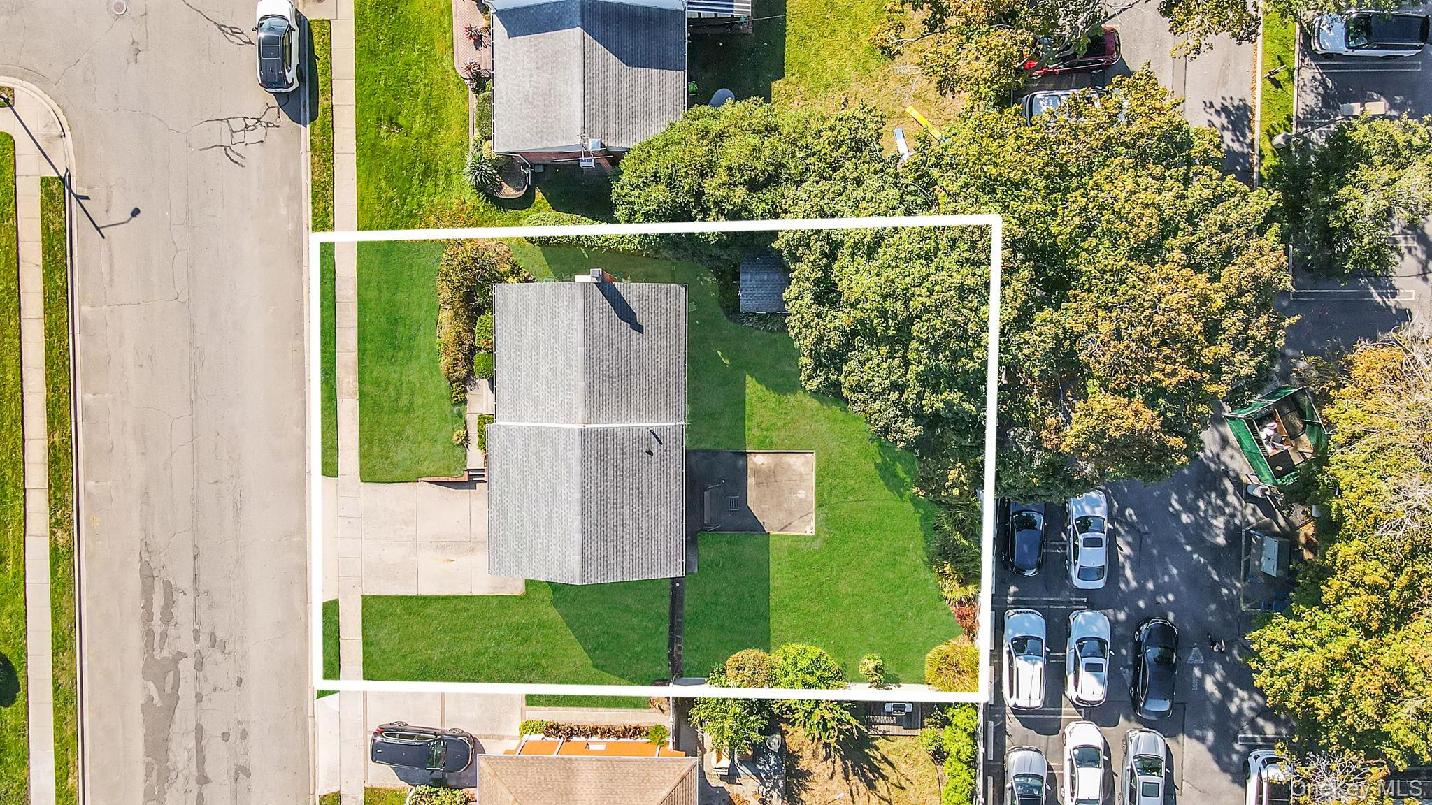 14 Lincoln Road N, Plainview, NY 11803