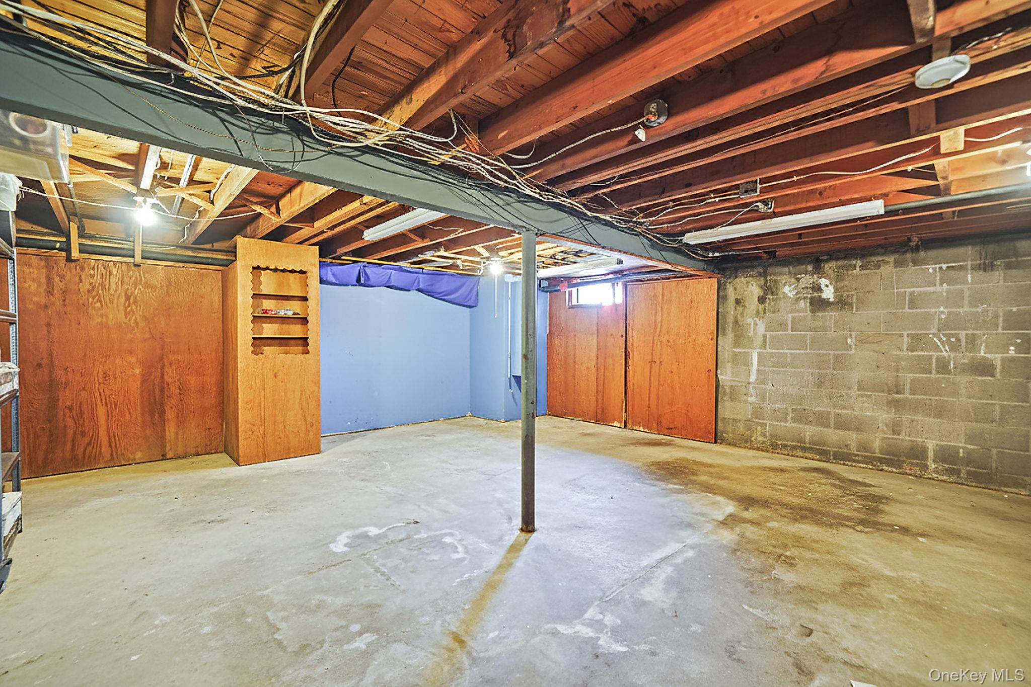 14 Lincoln Road N, Plainview, NY 11803