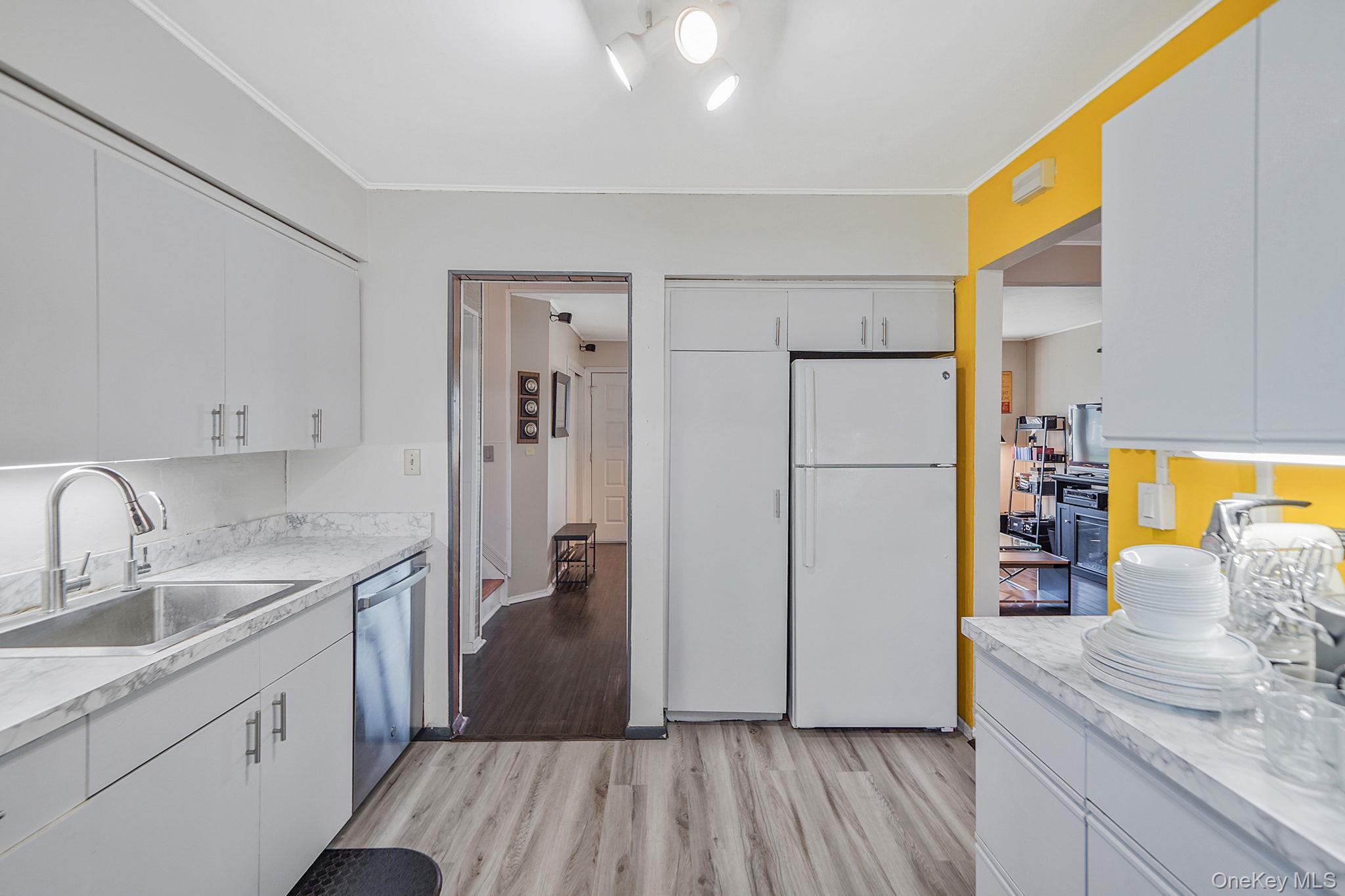 14 Lincoln Road N, Plainview, NY 11803