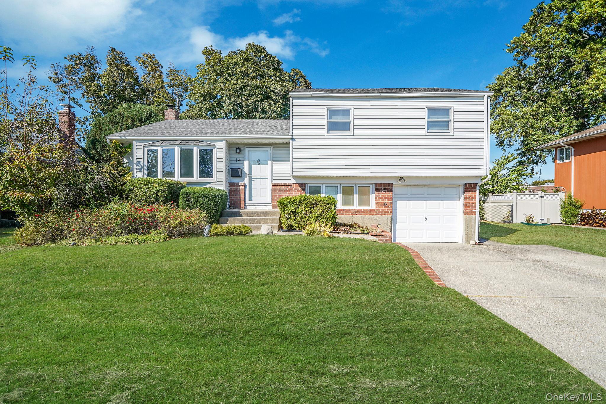 14 Lincoln Road N, Plainview, NY 11803