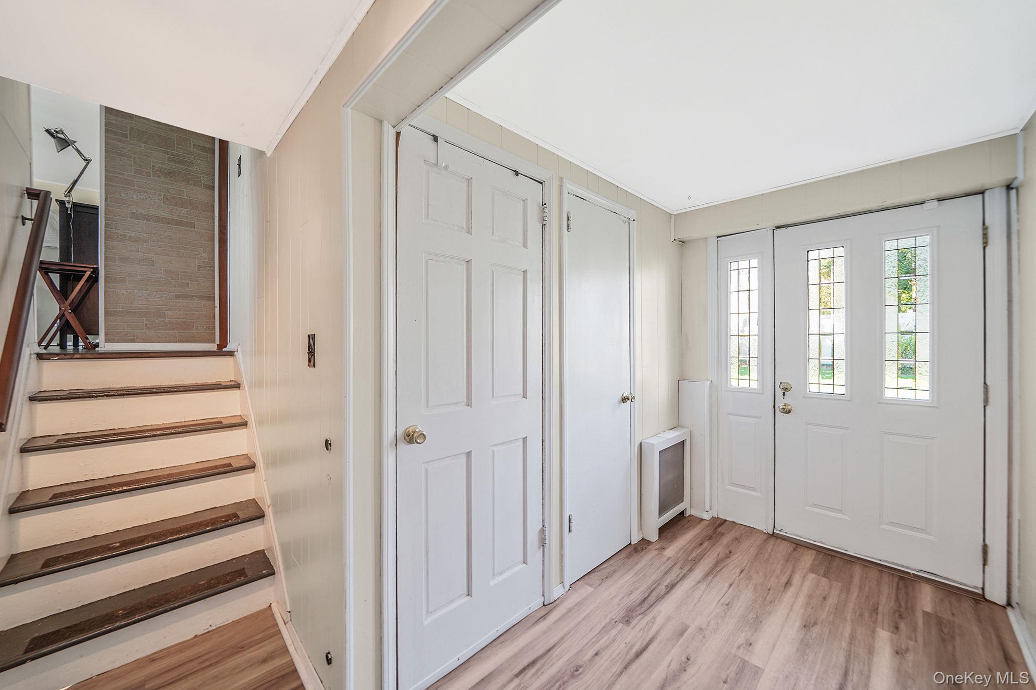 14 Lincoln Road N, Plainview, NY 11803