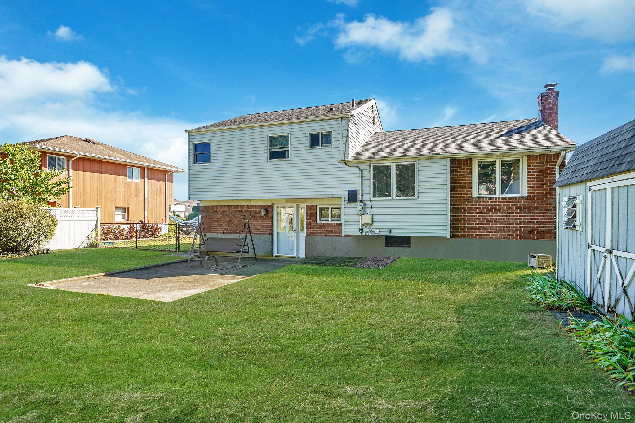 14 Lincoln Road N, Plainview, NY 11803