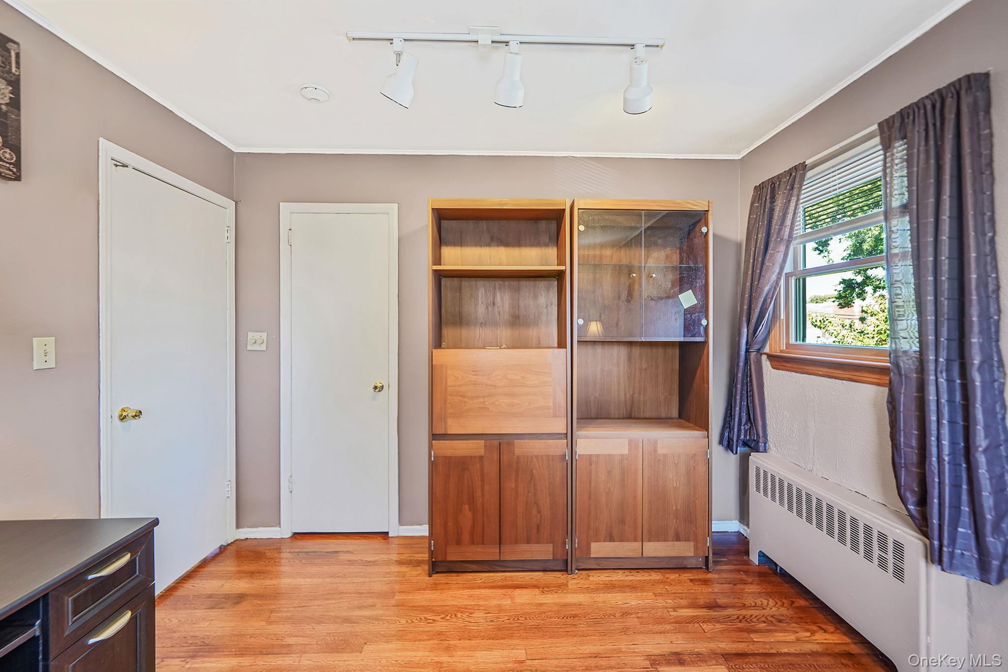 14 Lincoln Road N, Plainview, NY 11803