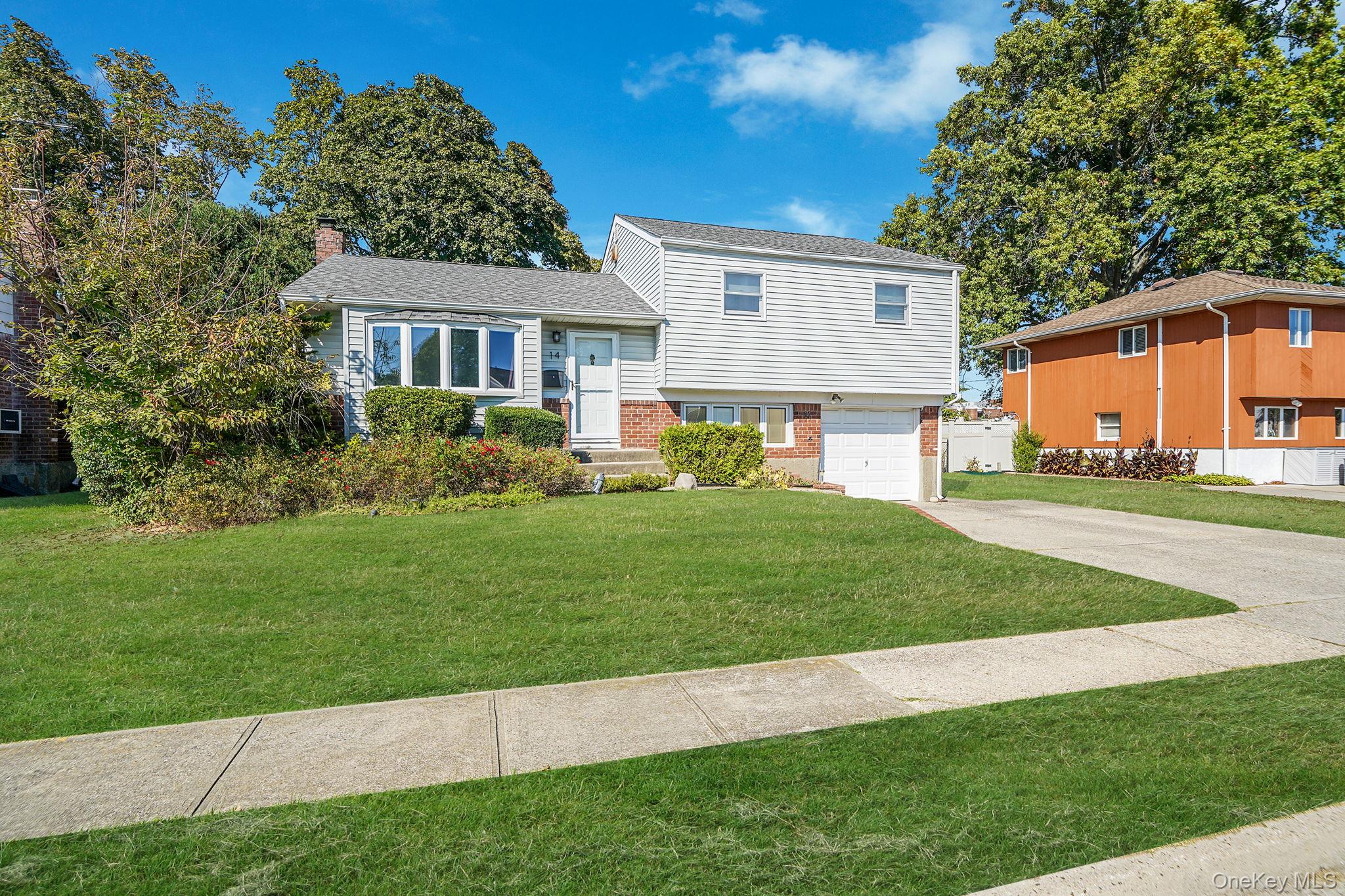 14 Lincoln Road N, Plainview, NY 11803