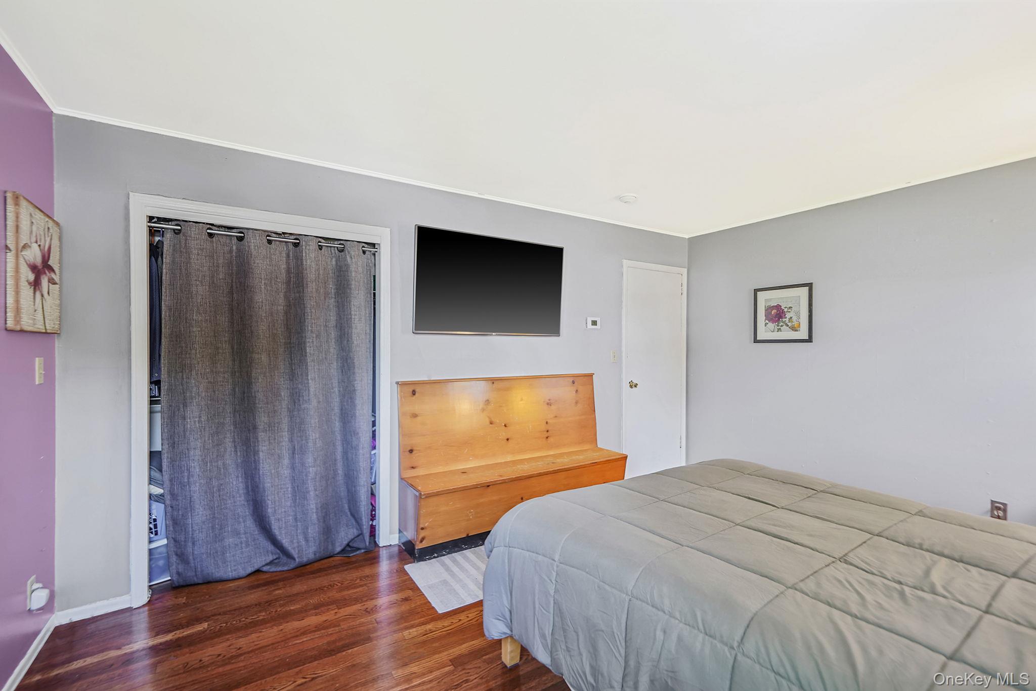 14 Lincoln Road N, Plainview, NY 11803