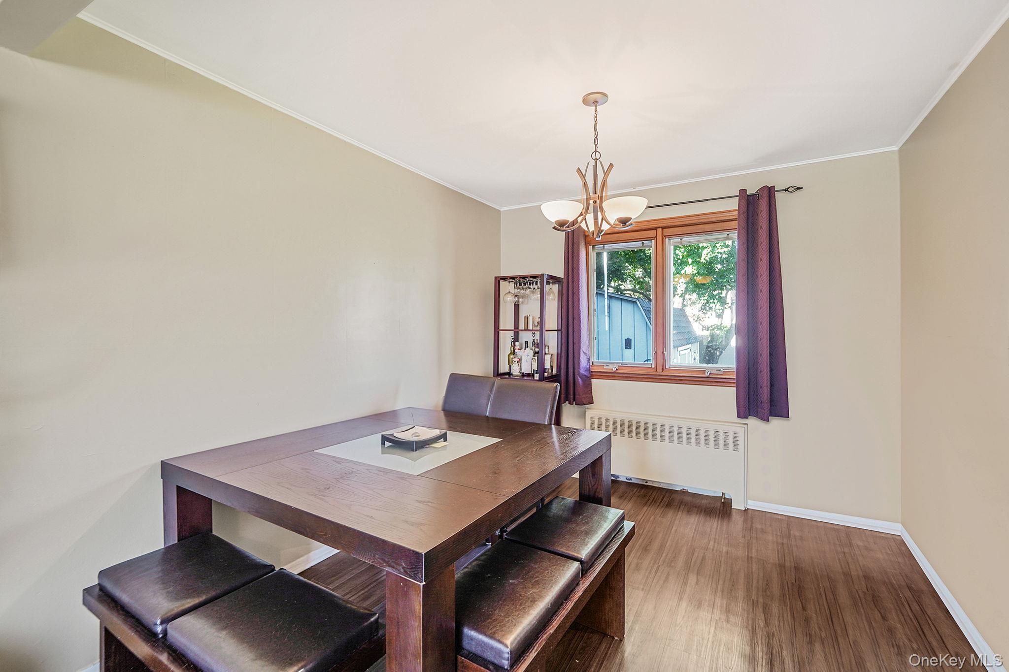 14 Lincoln Road N, Plainview, NY 11803