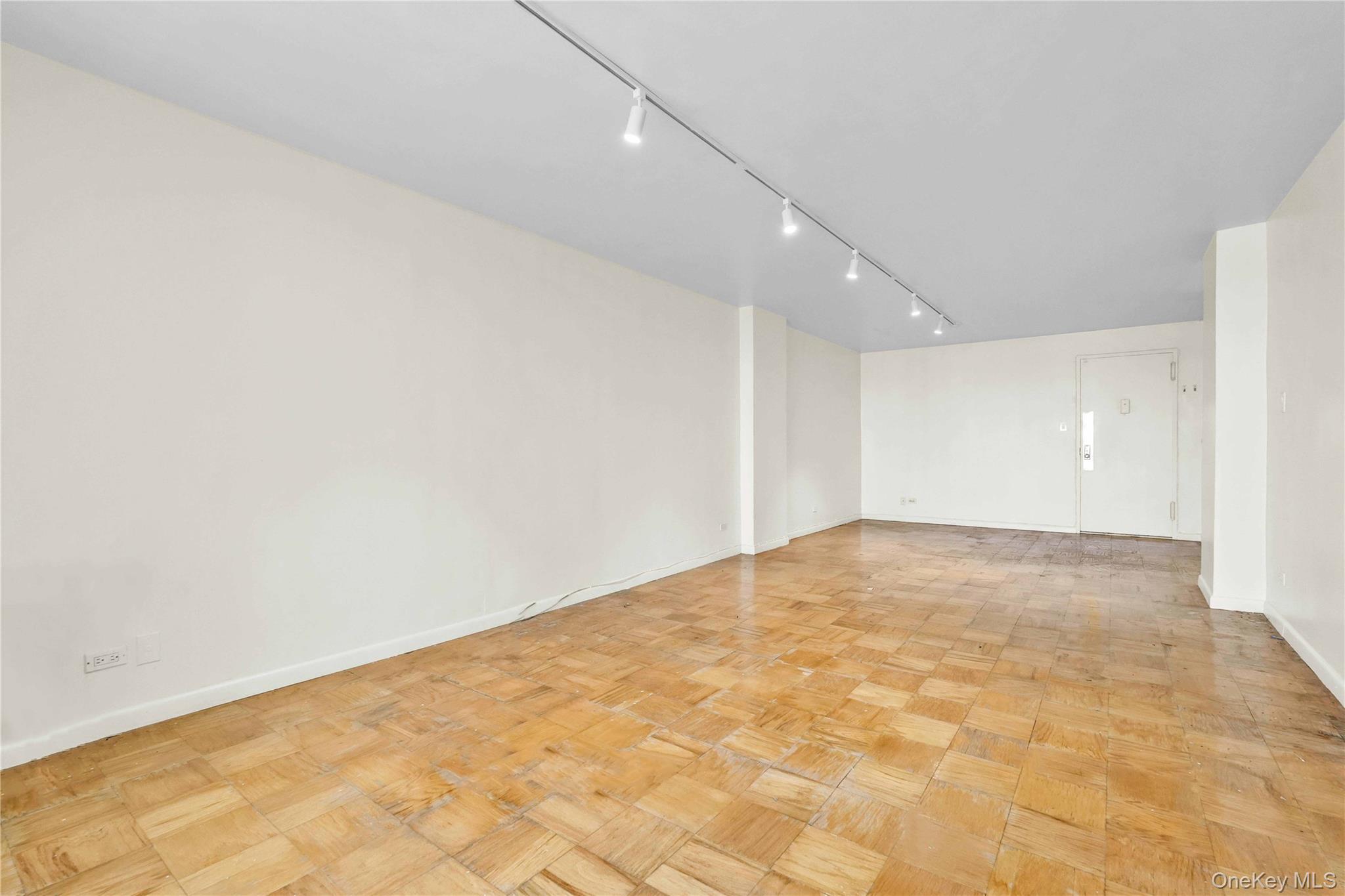 6120 Grand Central Parkway # B605, Forest Hills, NY 11375