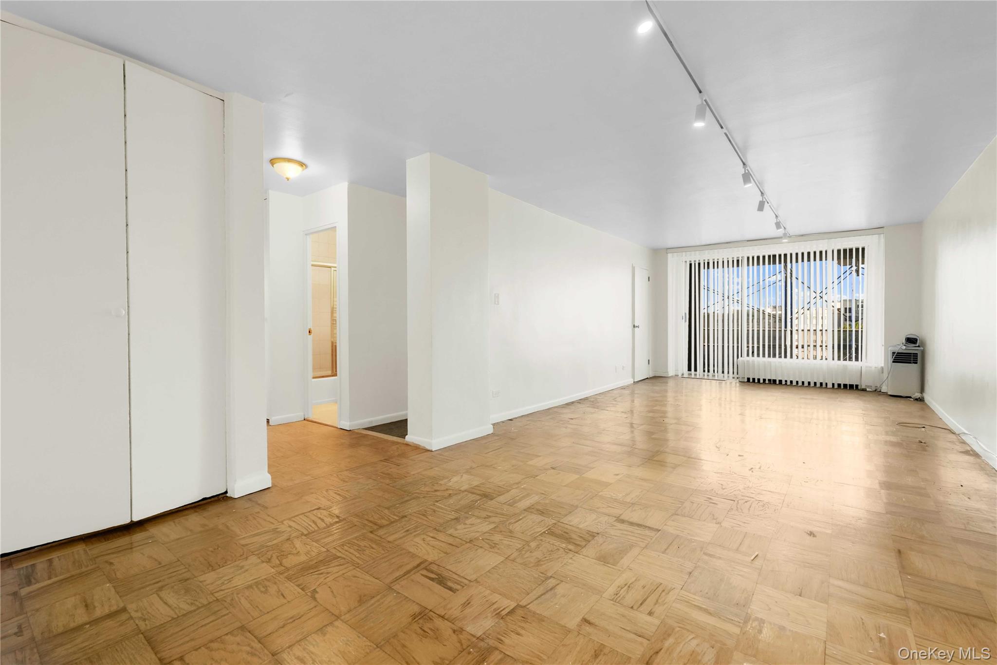 6120 Grand Central Parkway # B605, Forest Hills, NY 11375