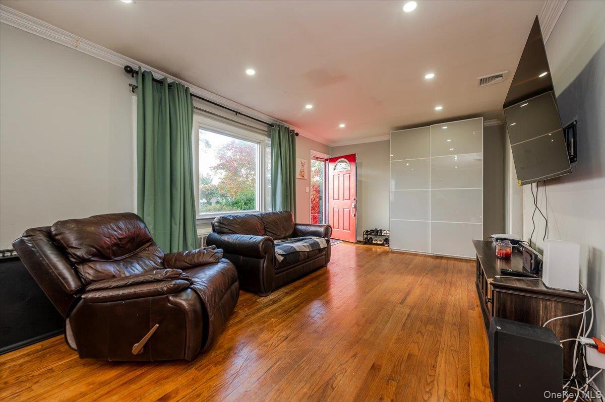 165 Tremont Road, Lindenhurst, NY 11757