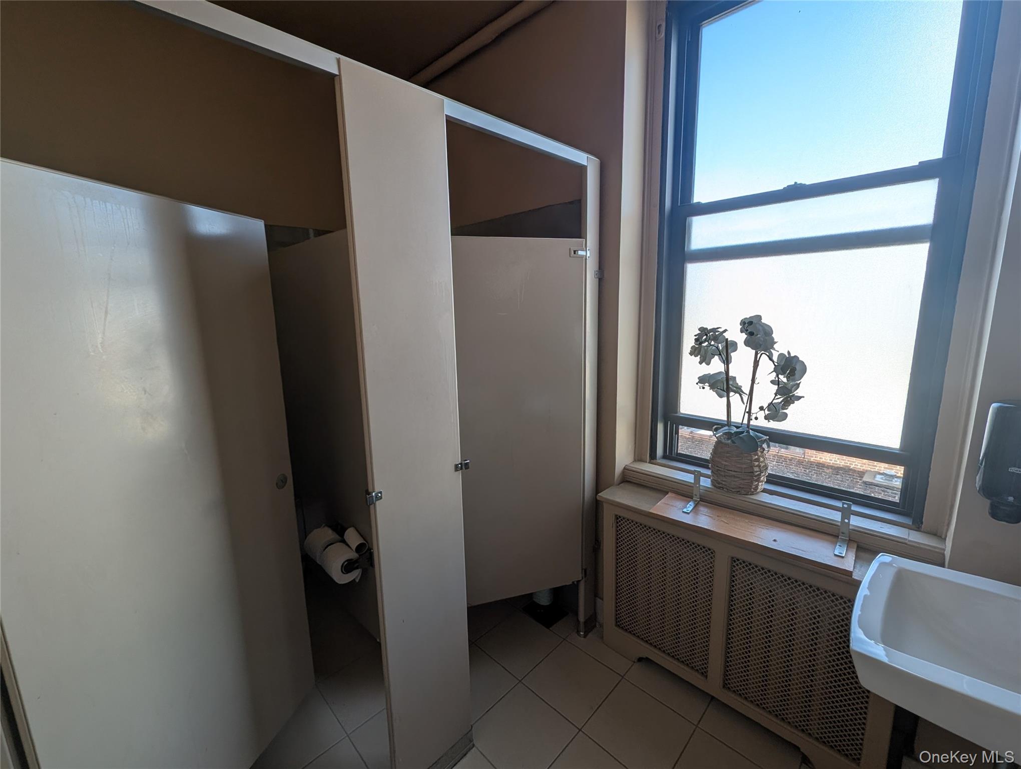 22-45 31st St 31 Street, Astoria, NY 11105