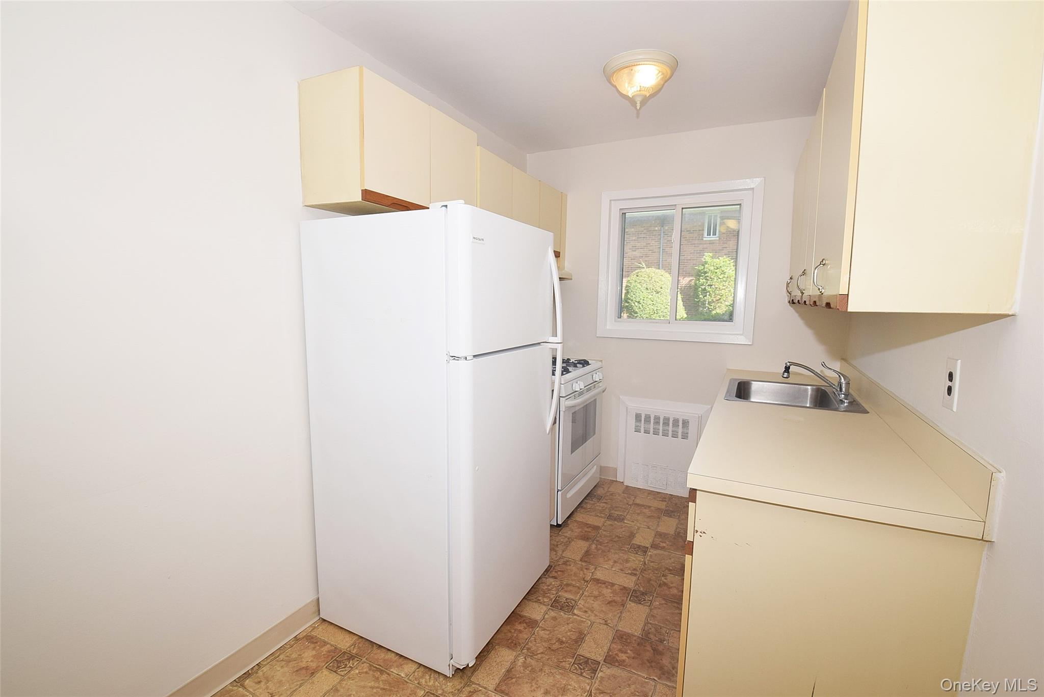 72 Edmunton Drive # B-7, North Babylon, NY 11703