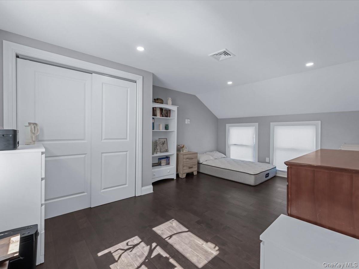 10 Smith Street, Center Moriches, NY 11934