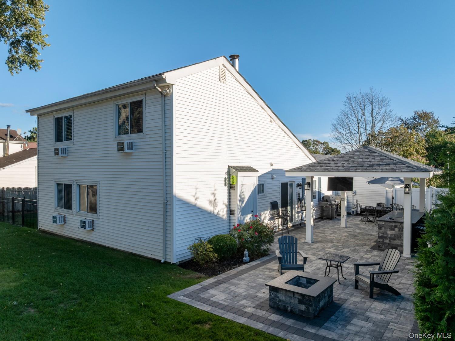 19 Carson Lane, Medford, NY 11763