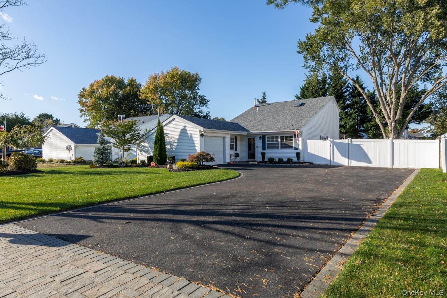 19 Carson Lane, Medford, NY 11763