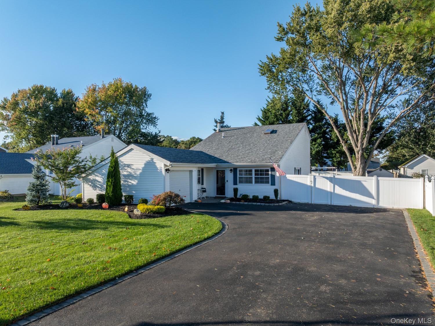 19 Carson Lane, Medford, NY 11763