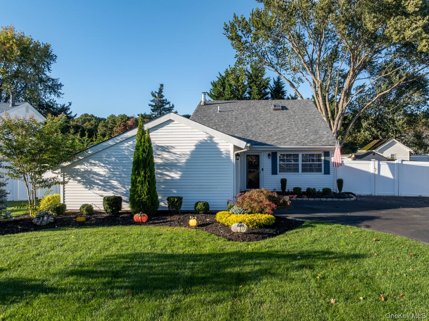 19 Carson Lane, Medford, NY 11763