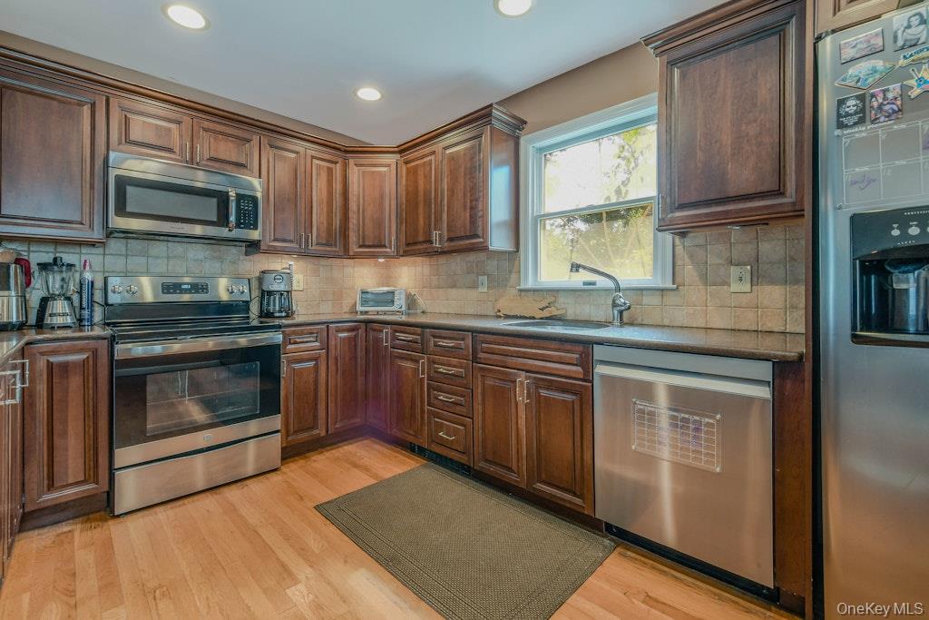 170 Wickfield Lane, North Babylon, NY 11703