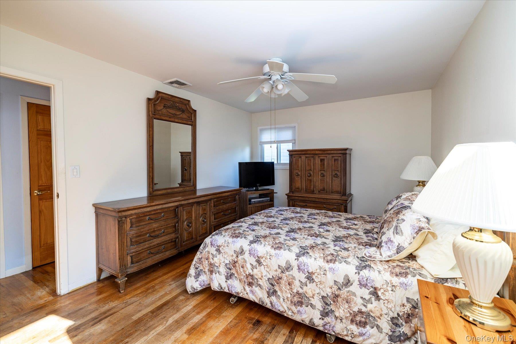 33 Starks Place, Lynbrook, NY 11563