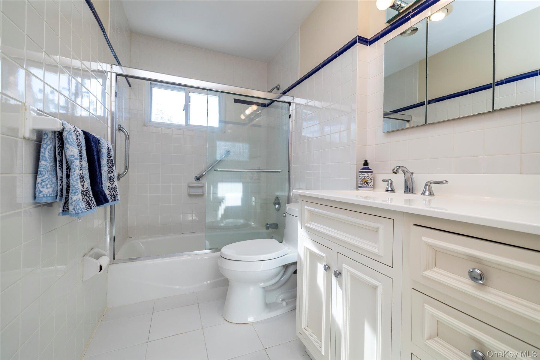 33 Starks Place, Lynbrook, NY 11563