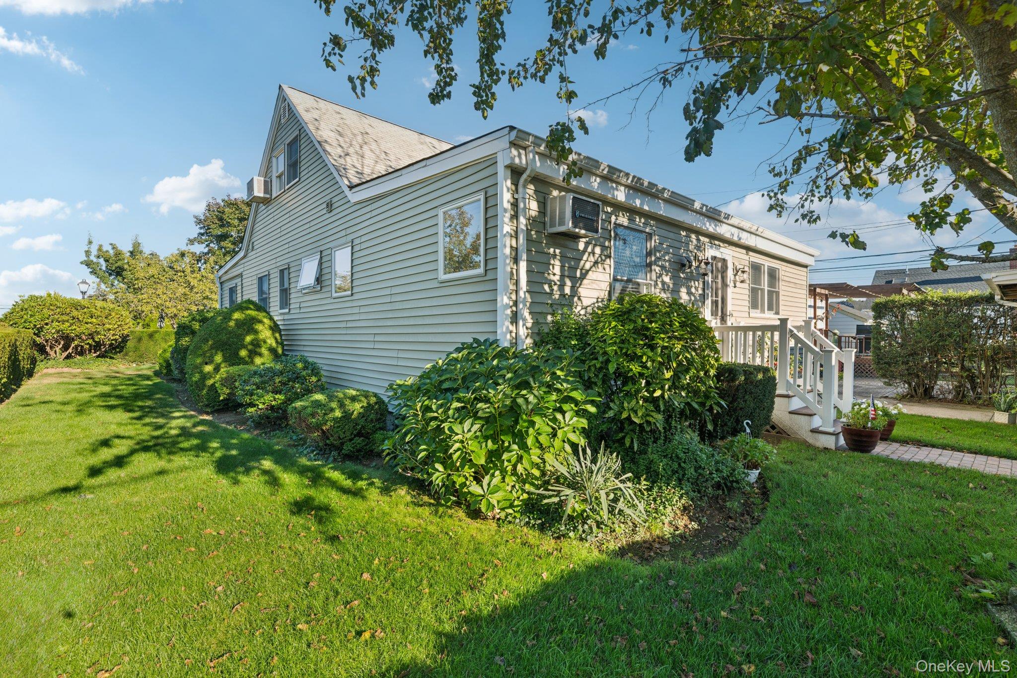 323 Barwick Boulevard, Mineola, NY 11501