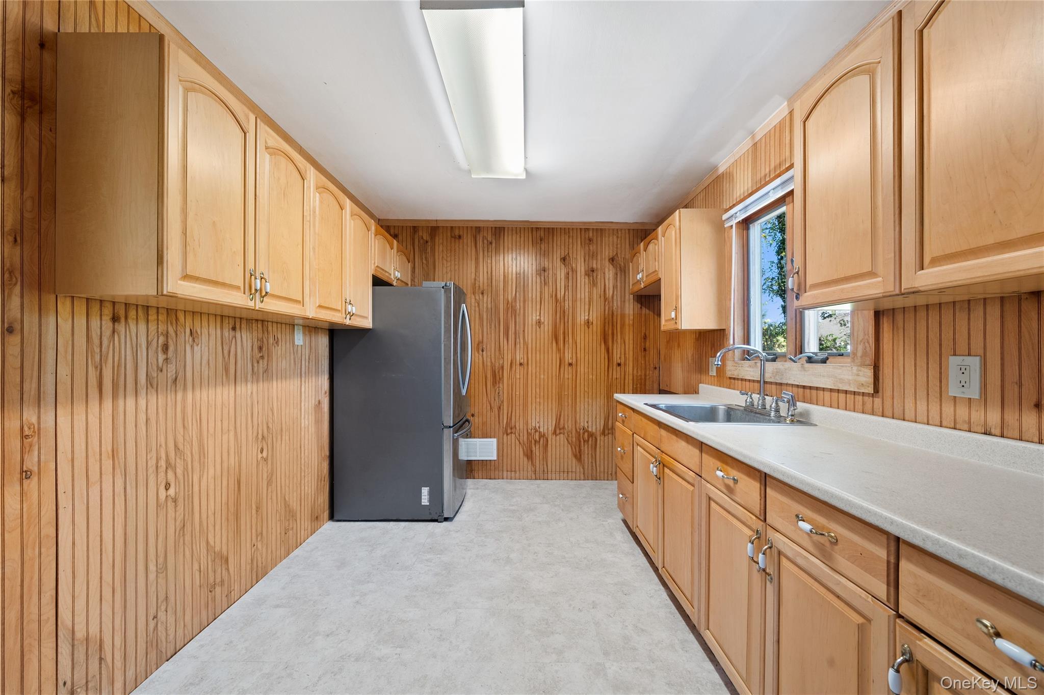 1029 N Niagara Avenue, Lindenhurst, NY 11757