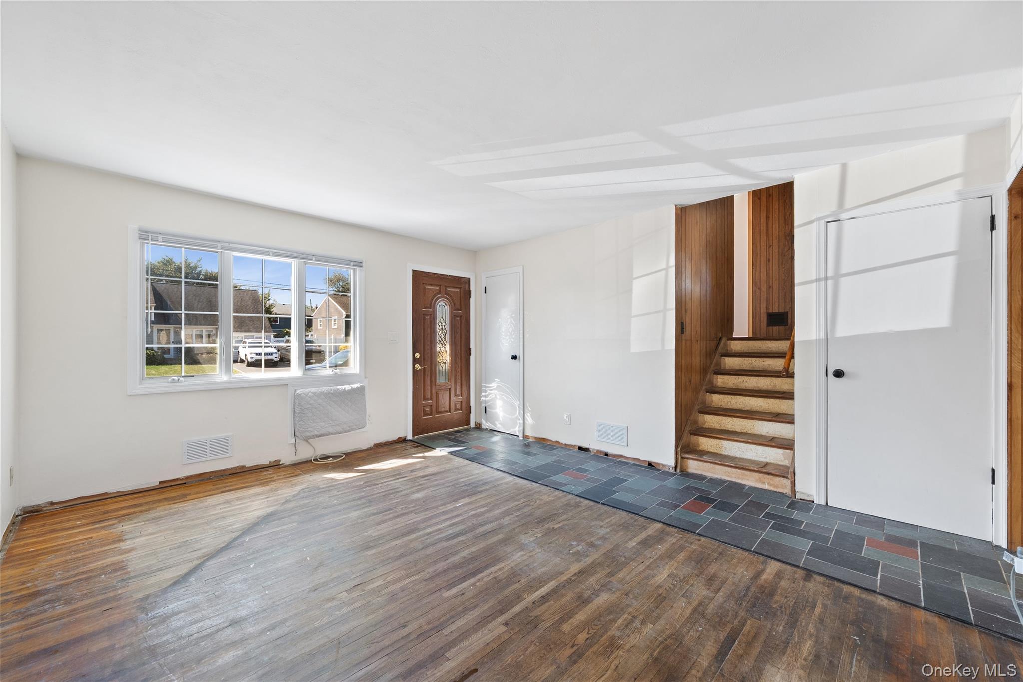 1029 N Niagara Avenue, Lindenhurst, NY 11757