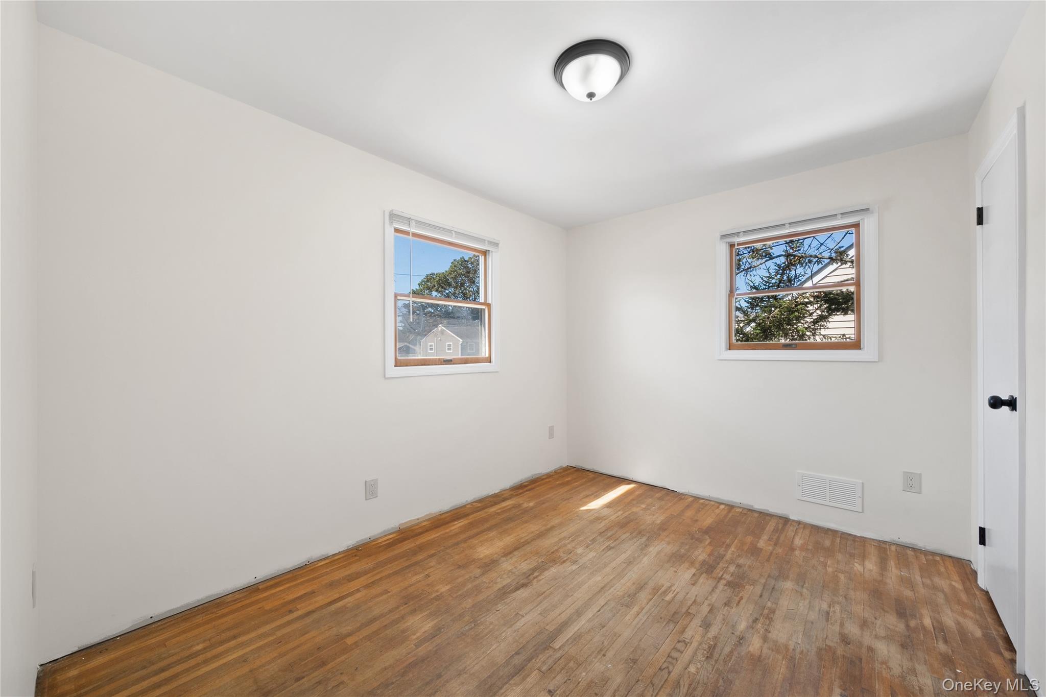 1029 N Niagara Avenue, Lindenhurst, NY 11757