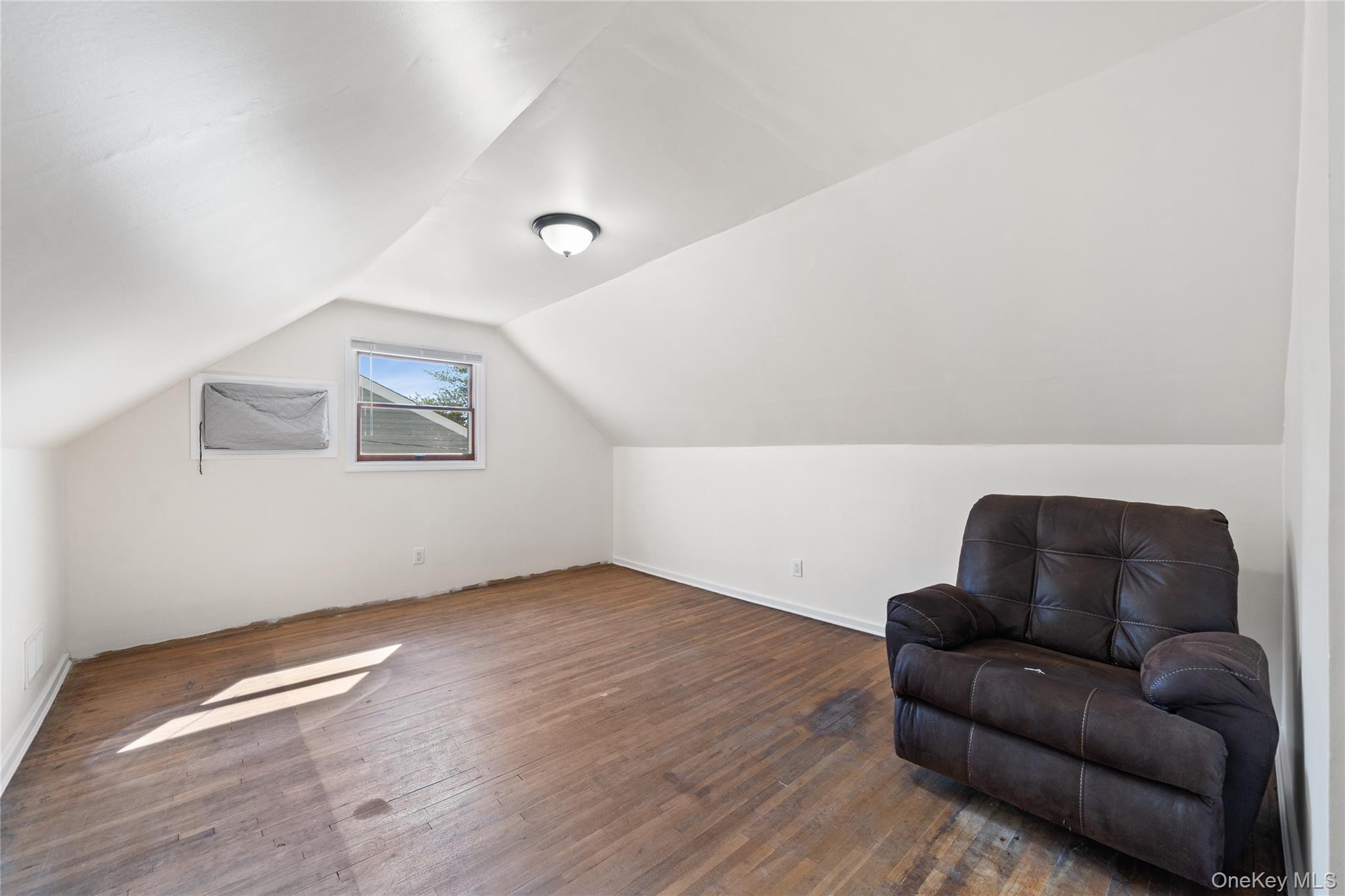 1029 N Niagara Avenue, Lindenhurst, NY 11757