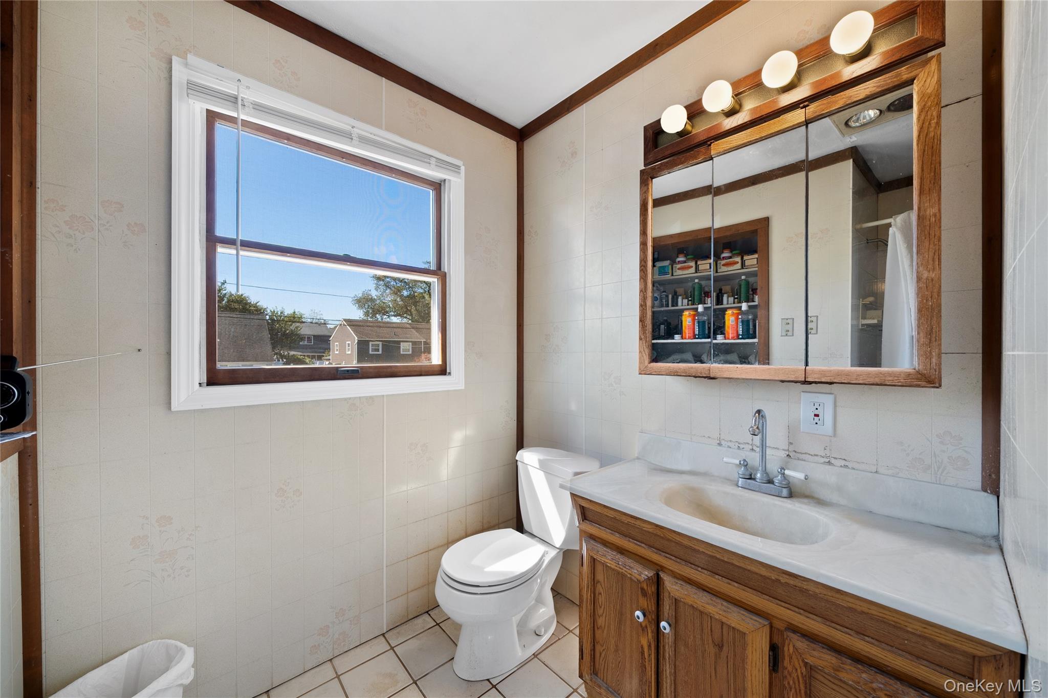 1029 N Niagara Avenue, Lindenhurst, NY 11757