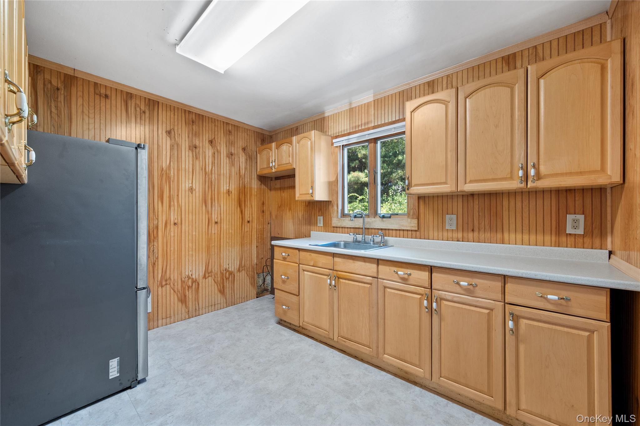 1029 N Niagara Avenue, Lindenhurst, NY 11757